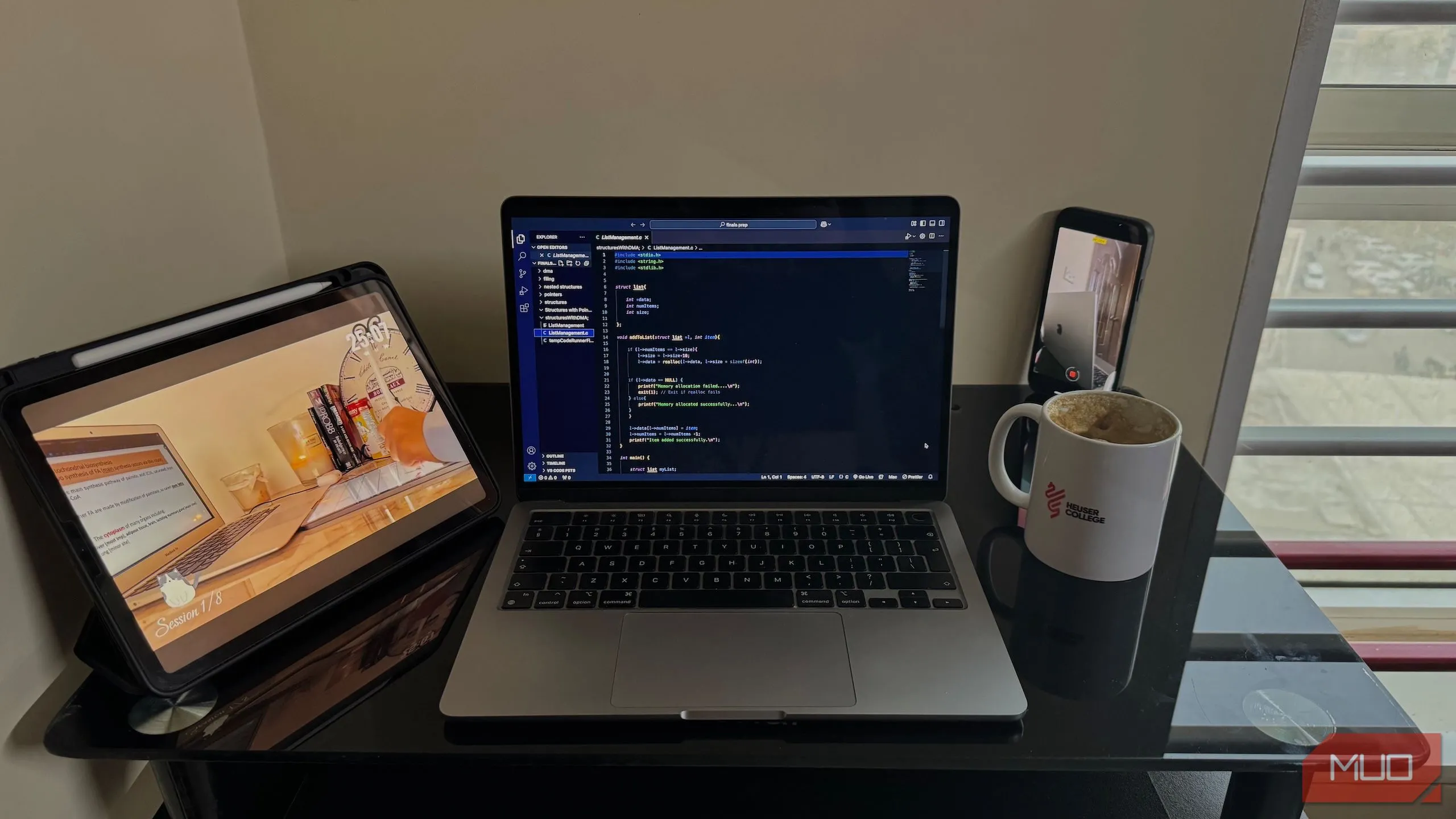Bàn làm việc với MacBook, iPad và điện thoại, thiết bị cần thiết để quay time-lapse cải thiện năng suất.