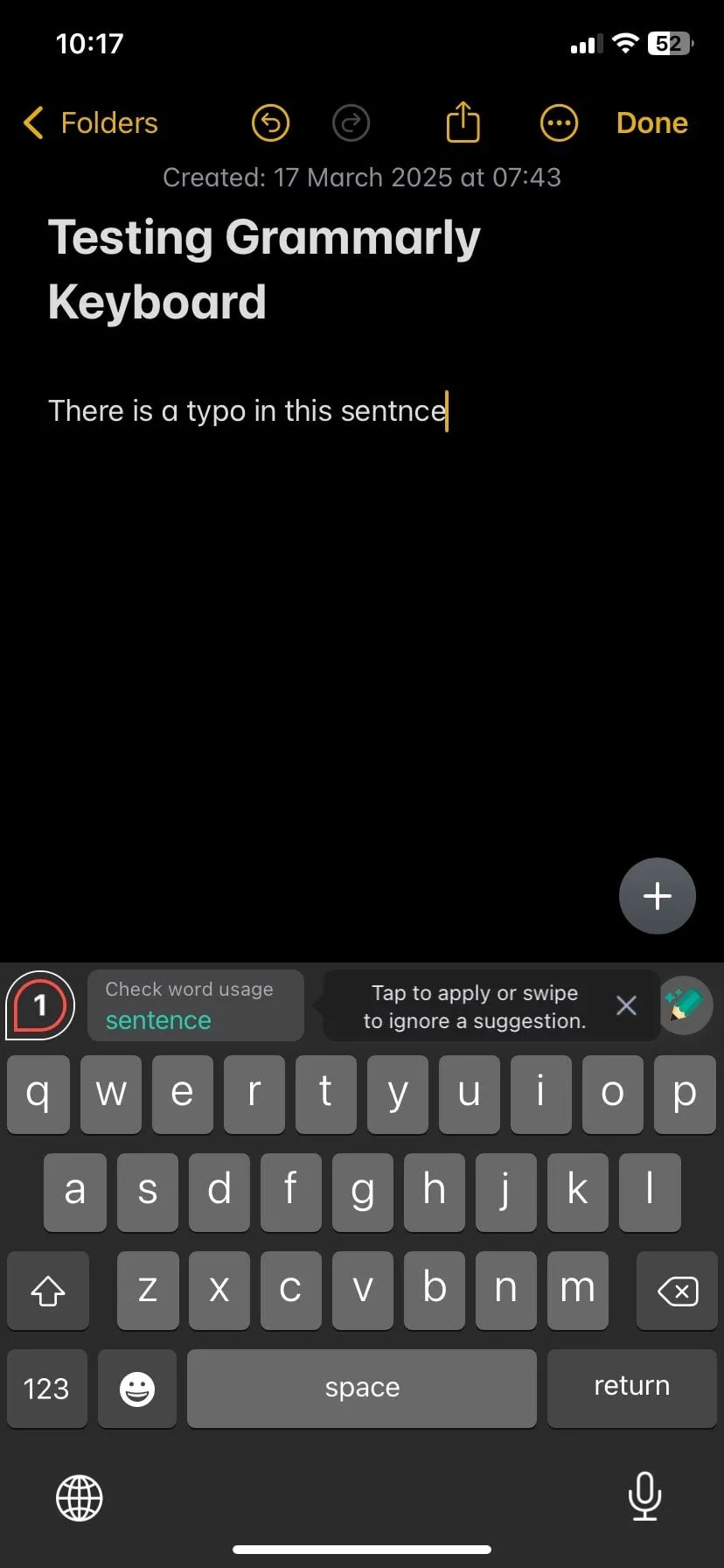 Bàn phím Grammarly hiển thị lỗi chính tả được phát hiện và gợi ý sửa chữa trên màn hình iPhone.