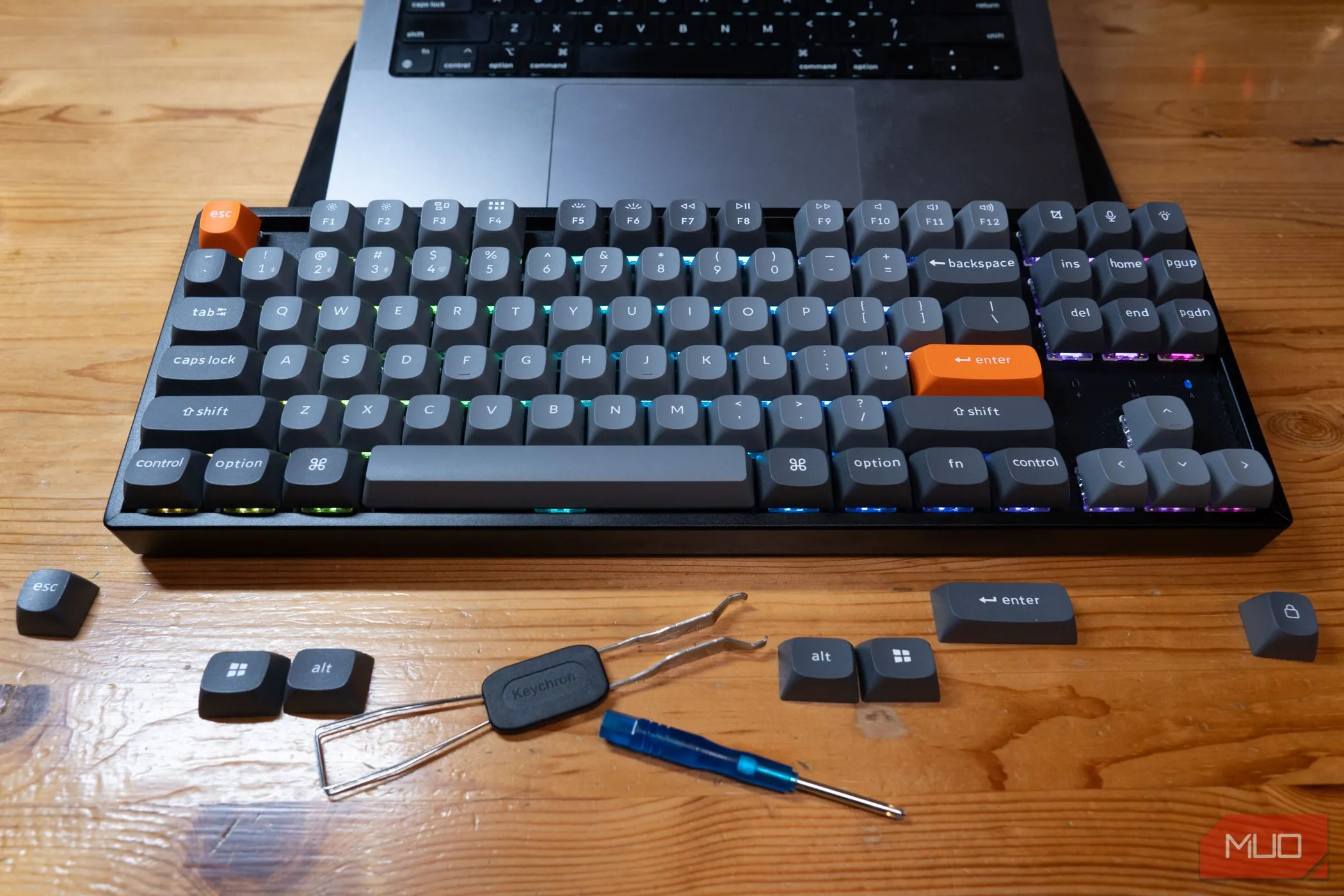 Bàn phím Keychron K8 Max cùng bộ keycap thay thế, thể hiện khả năng tùy biến đa dạng.