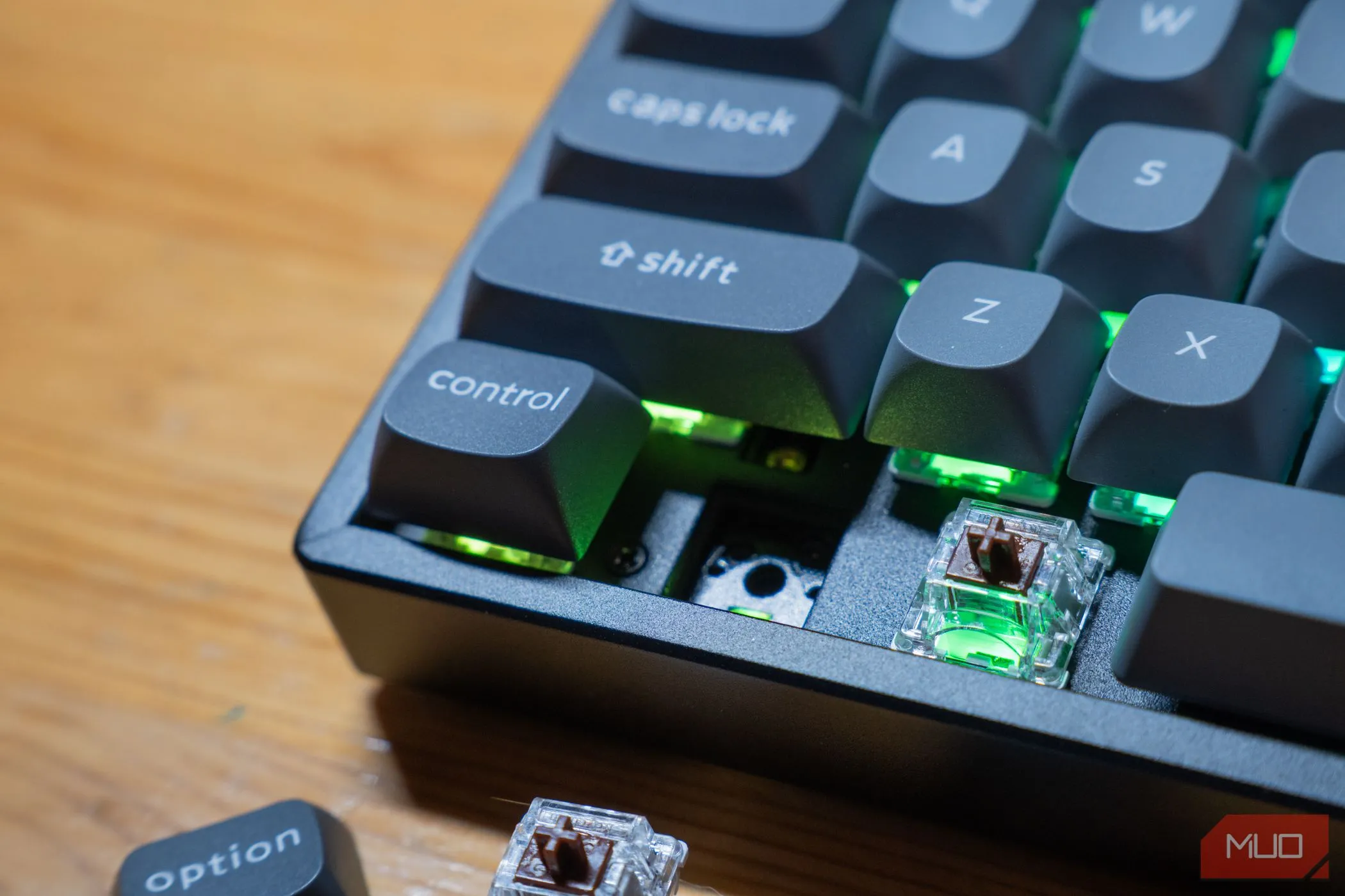 Bàn phím Keychron K8 Max với các switch đã tháo rời, minh họa tính năng hot-swappable tiện lợi.