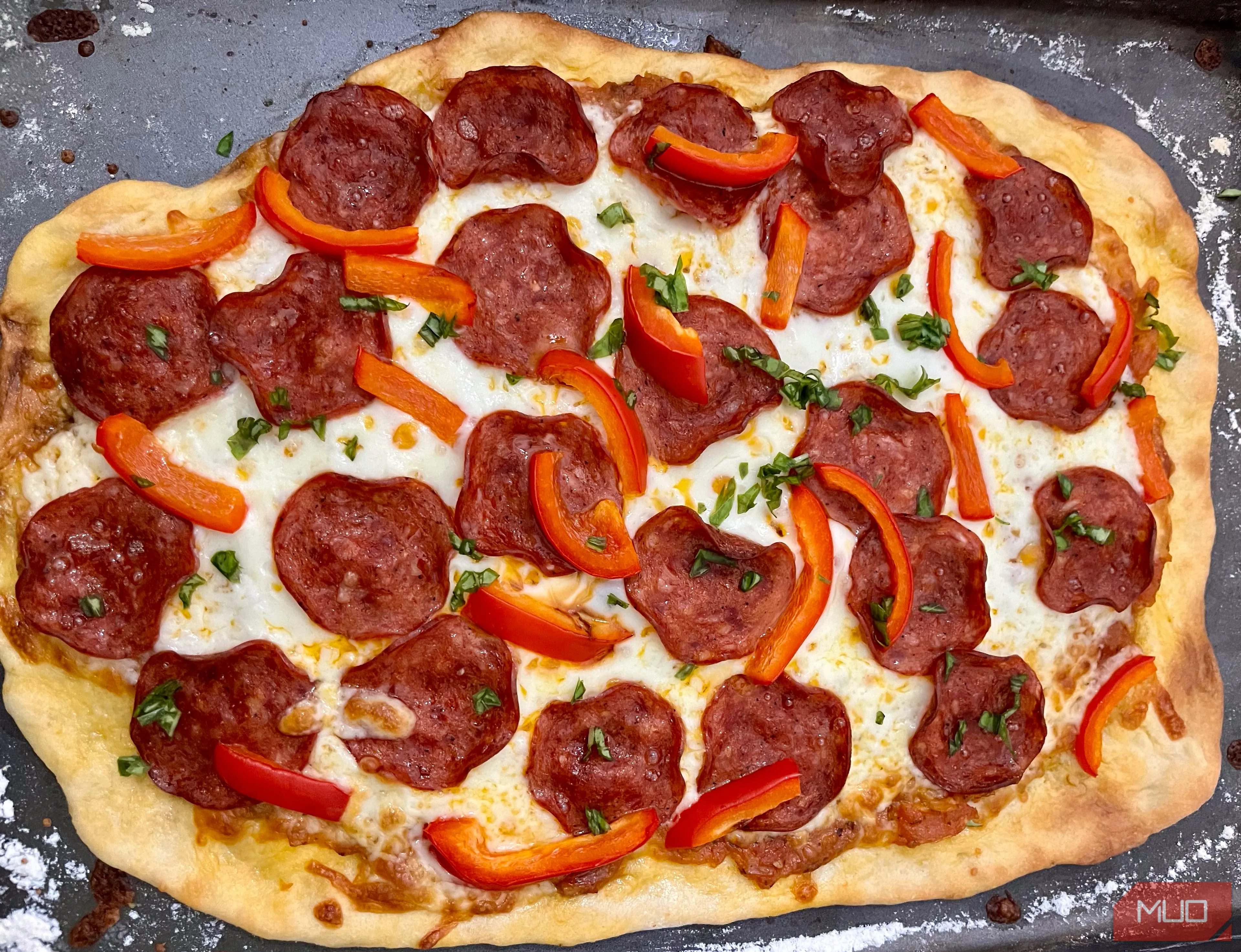 Bánh pizza pepperoni được chụp theo quy tắc một phần ba, tạo điểm nhấn hài hòa cho bố cục