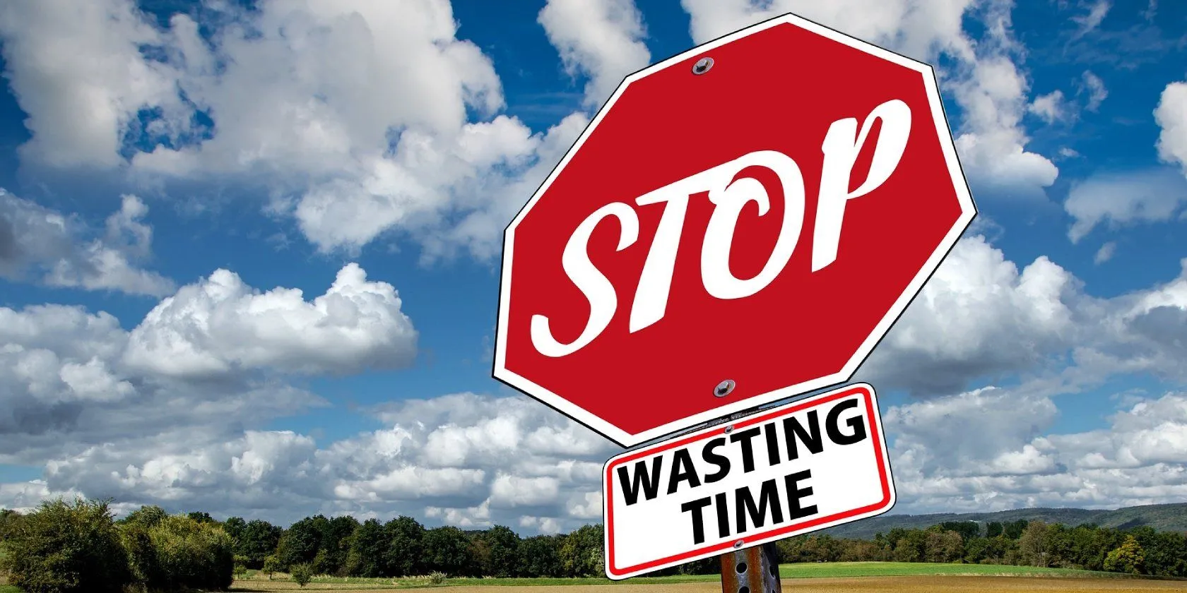 Biển báo 'Stop Wasting Time' tượng trưng cho sự lãng phí thời gian và tiền bạc khi đầu tư vào điện thoại tối giản có tỷ lệ chi phí-giá trị thấp.
