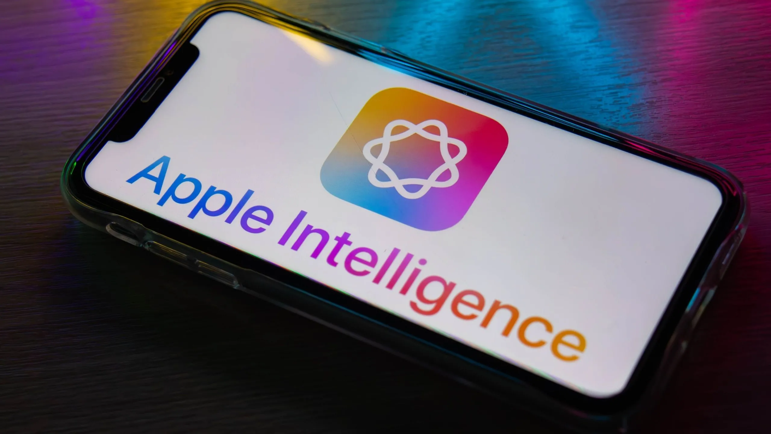 Biểu tượng Apple Intelligence và văn bản trên màn hình iPhone, thể hiện bản chất phát triển của công nghệ AI di động