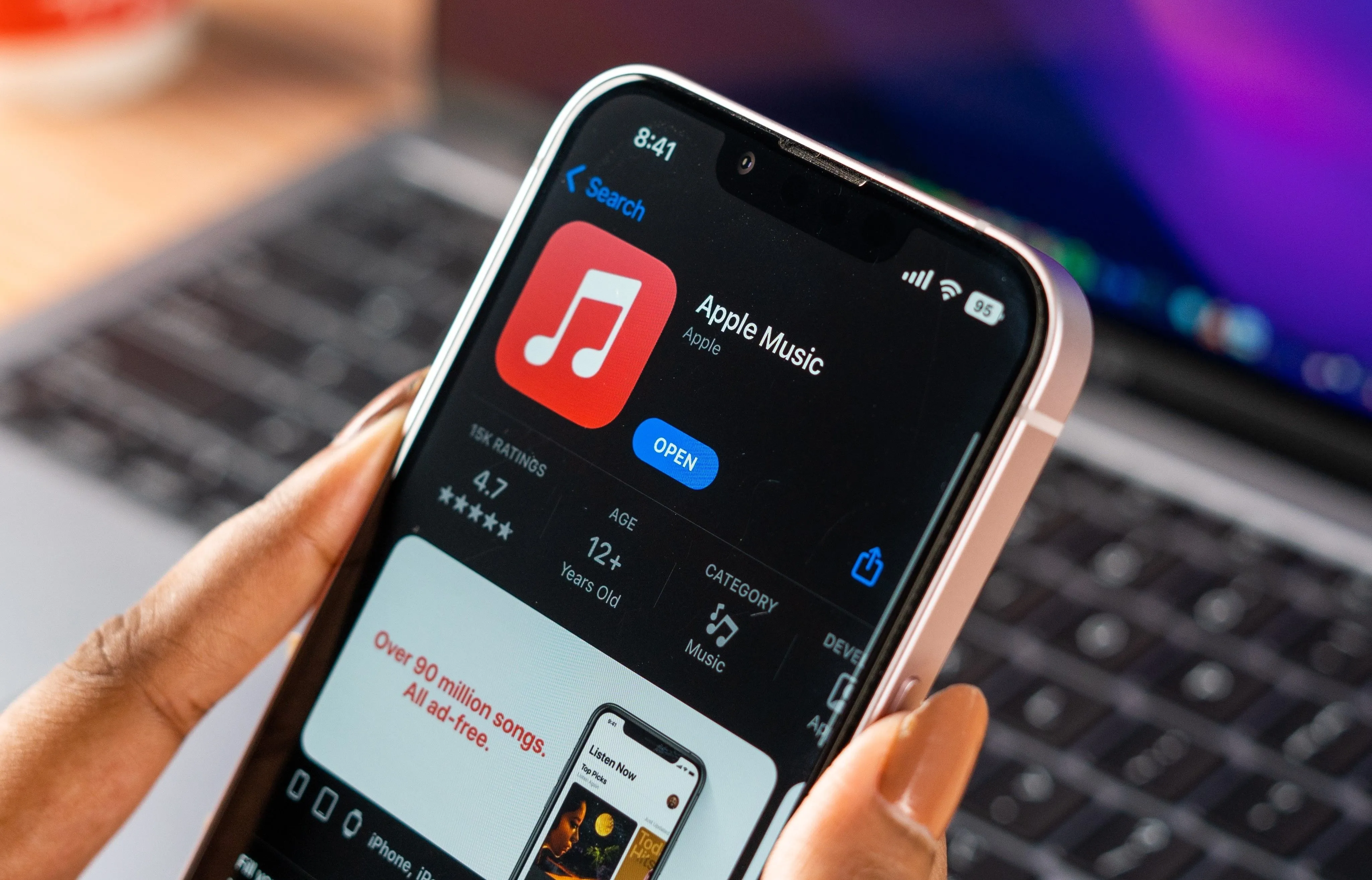 Biểu tượng Apple Music trên màn hình điện thoại iPhone, thể hiện dịch vụ âm nhạc trong gói Apple One.