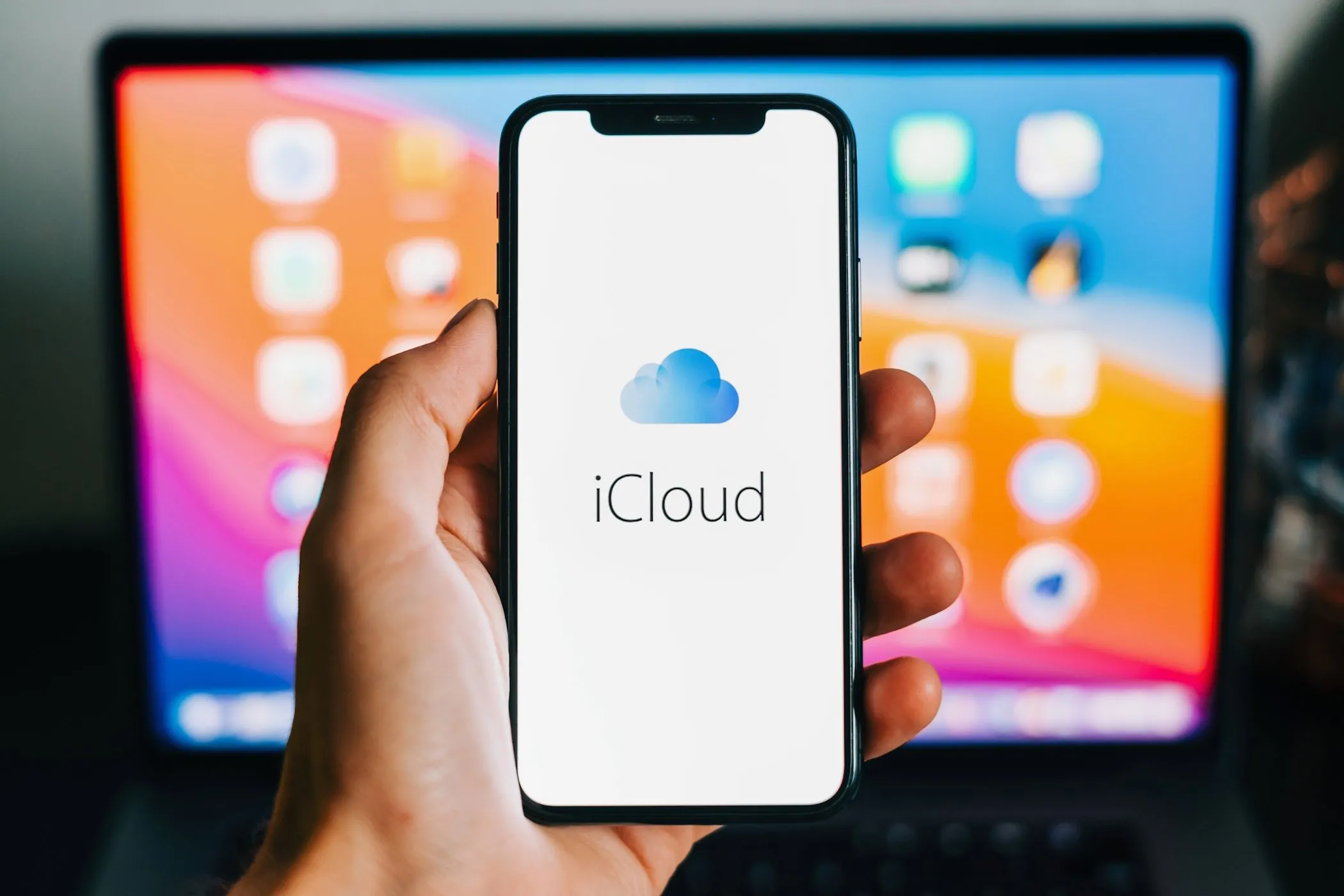 Biểu tượng iCloud hiển thị trên iPhone, minh họa sự tích hợp sâu rộng của dịch vụ iCloud+ trong hệ sinh thái Apple.