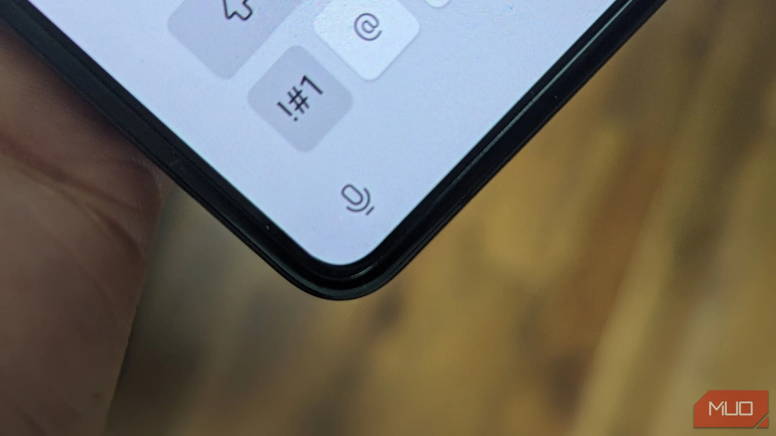 Biểu tượng micro trên bàn phím ảo của Samsung Galaxy Z Fold 5, minh họa tính năng nhập liệu giọng nói giúp tối ưu quy trình làm việc.