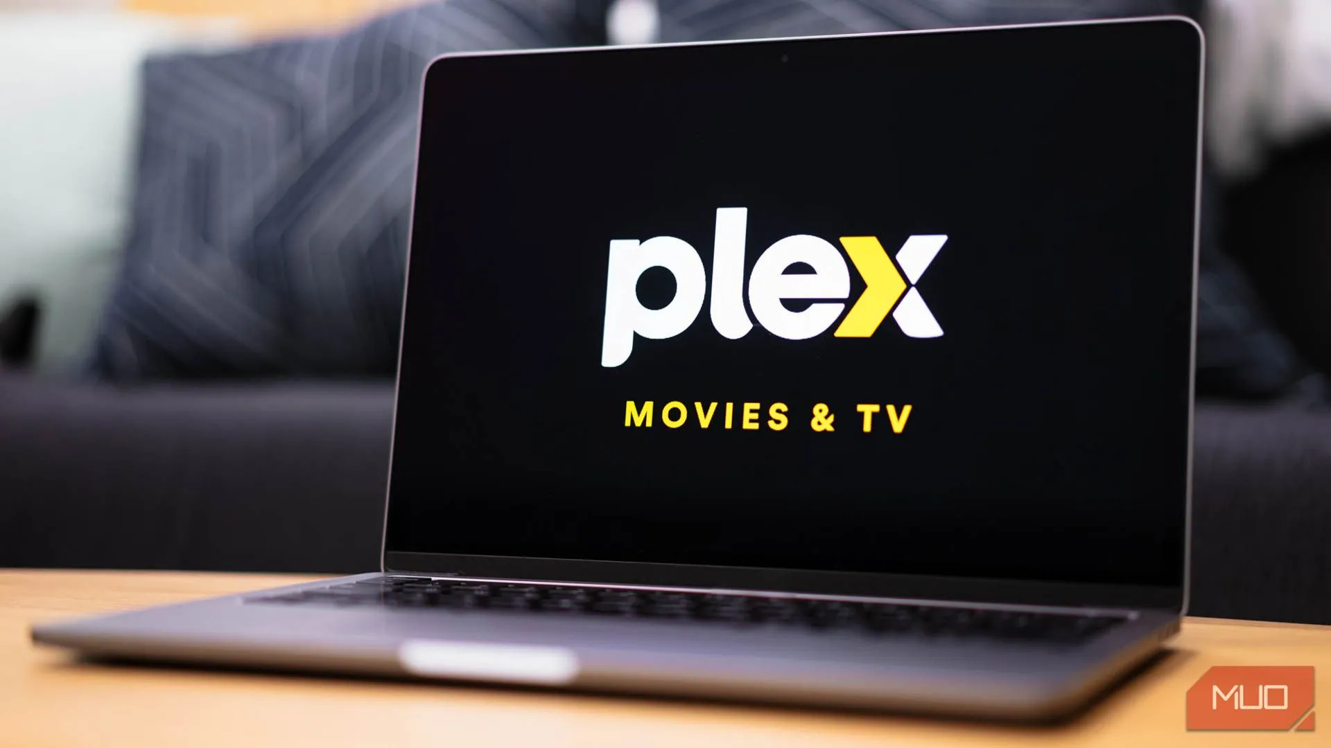 Biểu tượng Plex hiển thị trên màn hình laptop, minh họa cho việc sử dụng Plex Media Server