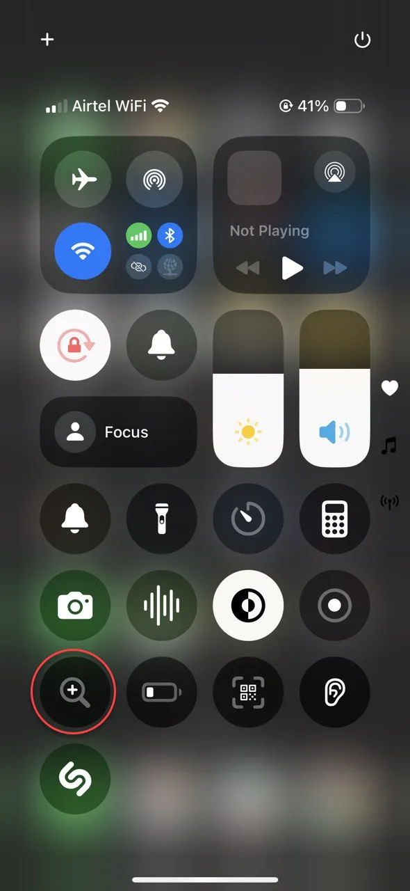 Biểu tượng ứng dụng Kính Lúp (Magnifier) trên màn hình chính của iPhone, minh họa cách khởi động nhanh để phóng to các chi tiết nhỏ như số seri sản phẩm hoặc thông tin model thiết bị.