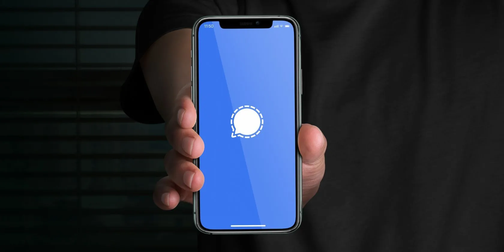 Biểu tượng ứng dụng nhắn tin bảo mật Signal trên màn hình điện thoại thông minh, nhấn mạnh tính năng mã hóa đầu cuối.