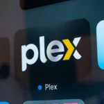 Biểu tượng ứng dụng Plex trên thiết bị Apple TV, minh họa cho dịch vụ truyền hình trực tuyến miễn phí và quản lý thư viện cá nhân