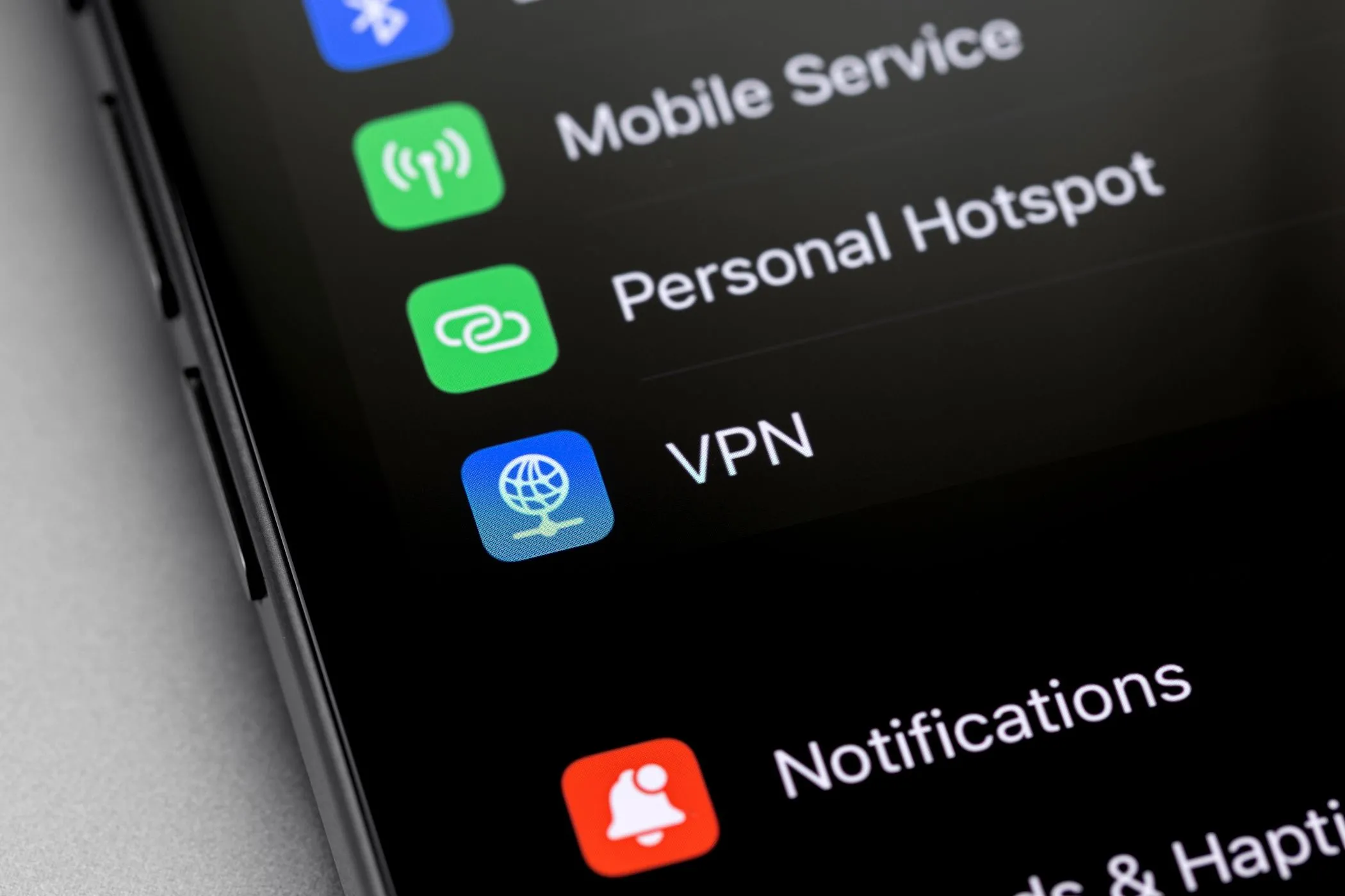 Biểu tượng ứng dụng VPN (Mạng riêng ảo) trên màn hình điện thoại, giải pháp vượt qua bóp băng thông.