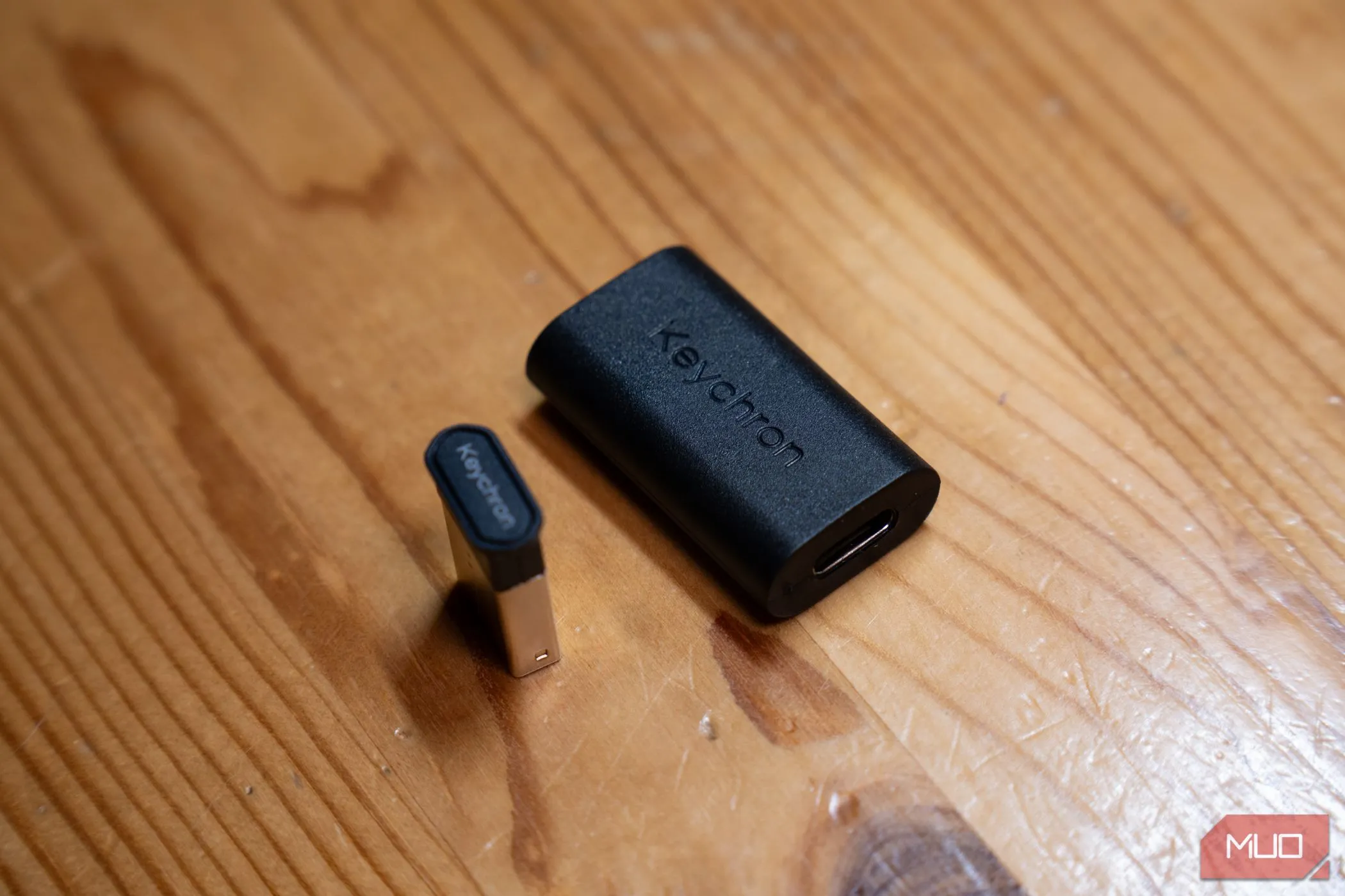 Bộ adapter USB 2.4 GHz của Keychron K8 Max, đảm bảo kết nối không dây ổn định.