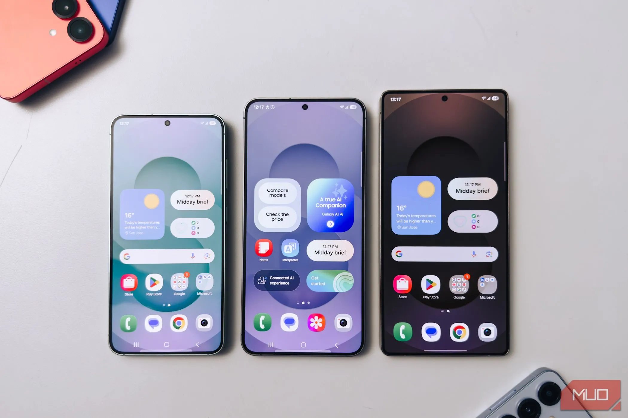 Bộ ba smartphone Samsung Galaxy S25 series đặt trên bàn, minh họa cho sự tối ưu hóa phần mềm hiệu quả.