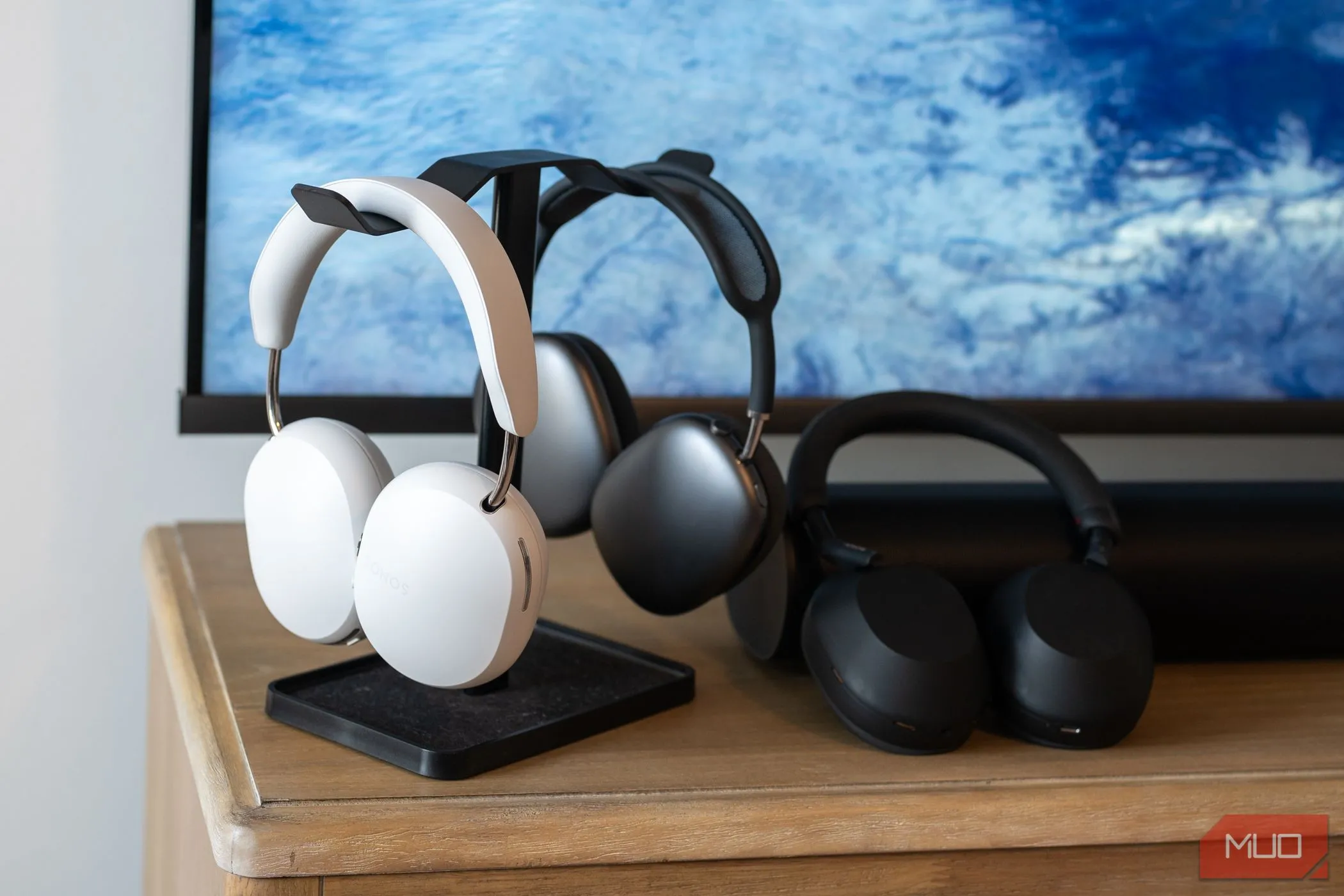 Bộ ba tai nghe cao cấp Sonos Ace, Apple AirPods Max và Sony WH-1000XM5 được trưng bày trên giá đỡ, gợi ý về các lựa chọn tai nghe hàng đầu trên thị trường.