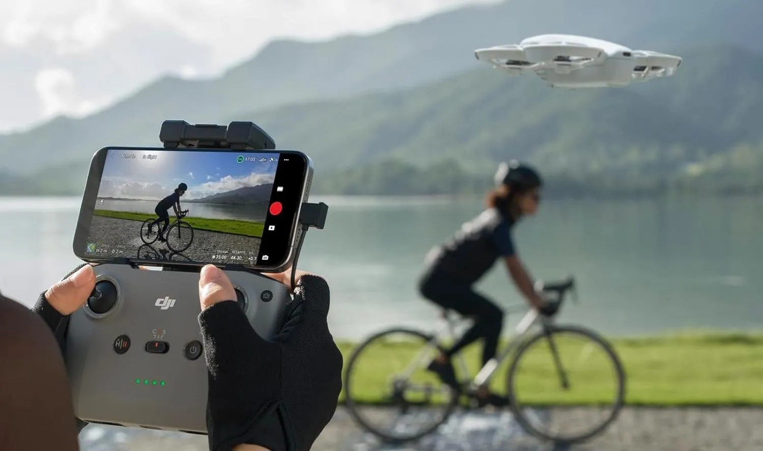 Bộ điều khiển drone DJI RC-N3 kết nối với điện thoại di động