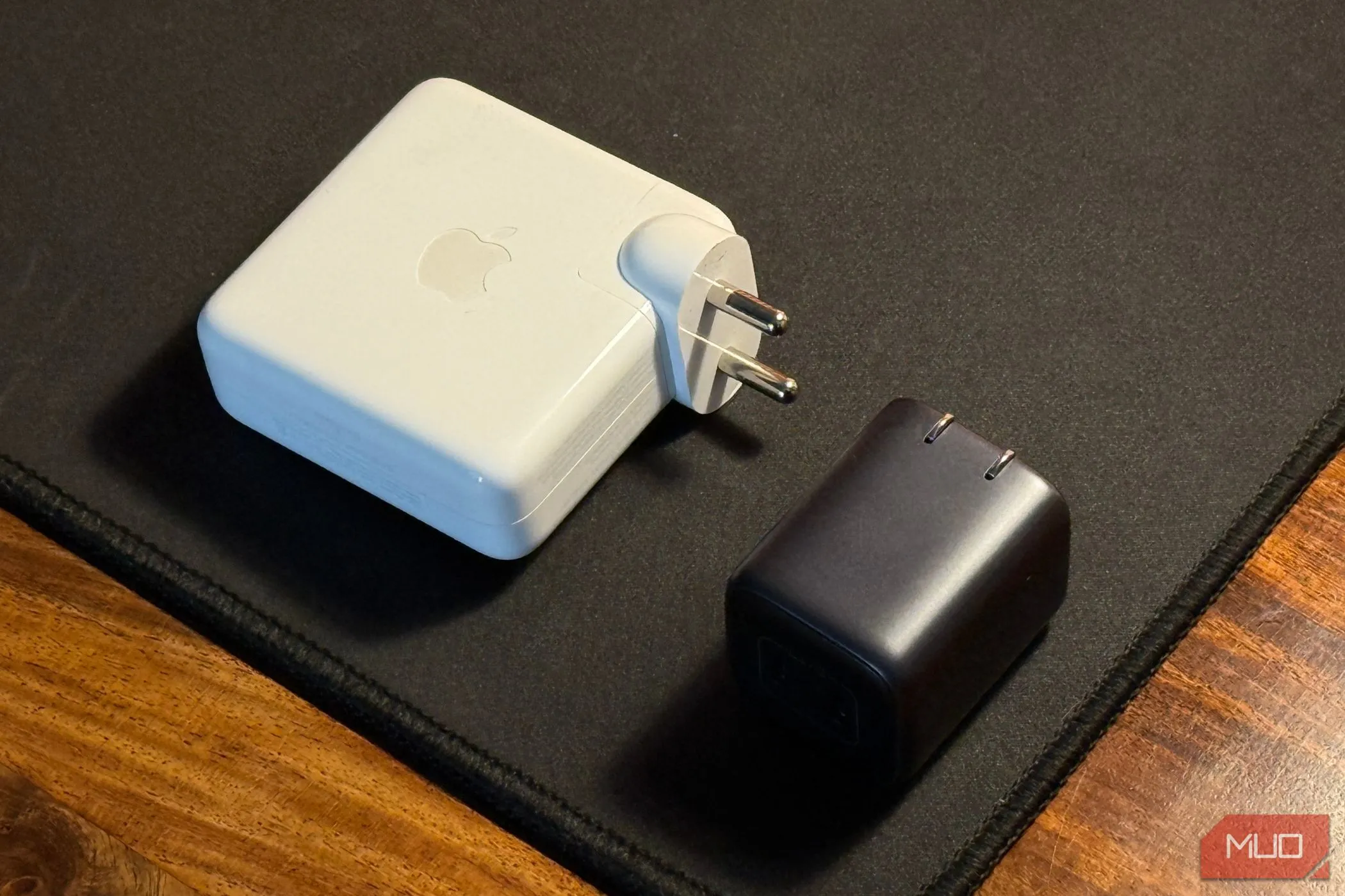 Bộ sạc iPhone nhỏ gọn bên cạnh cục sạc MacBook lớn