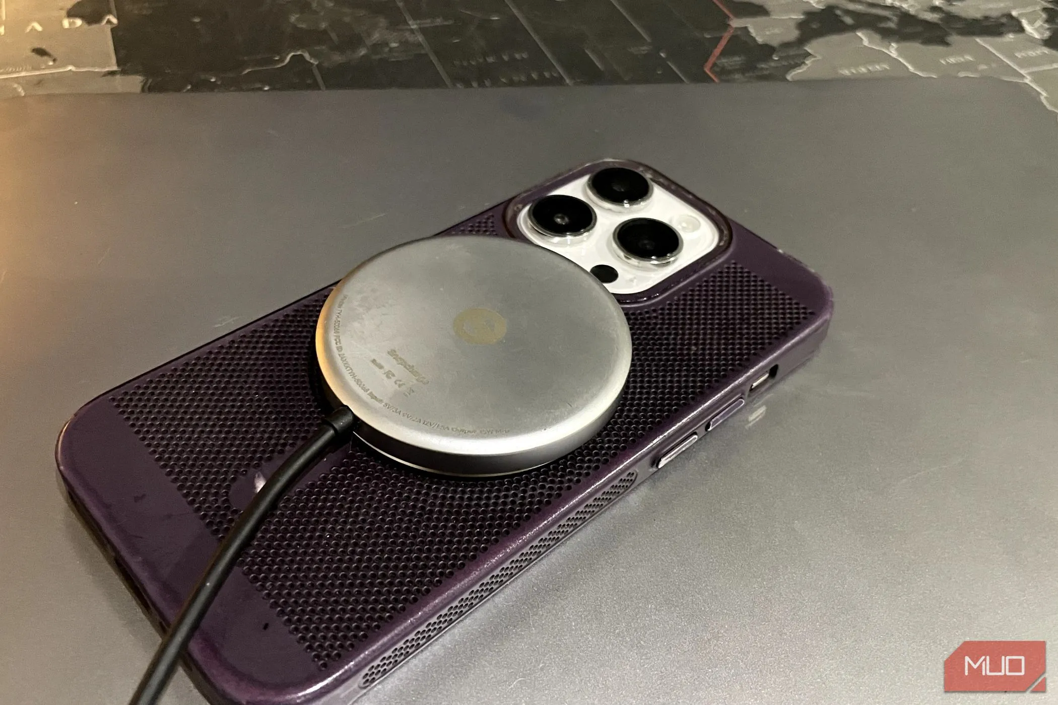 Bộ sạc không dây iPhone trên một chiếc iPhone