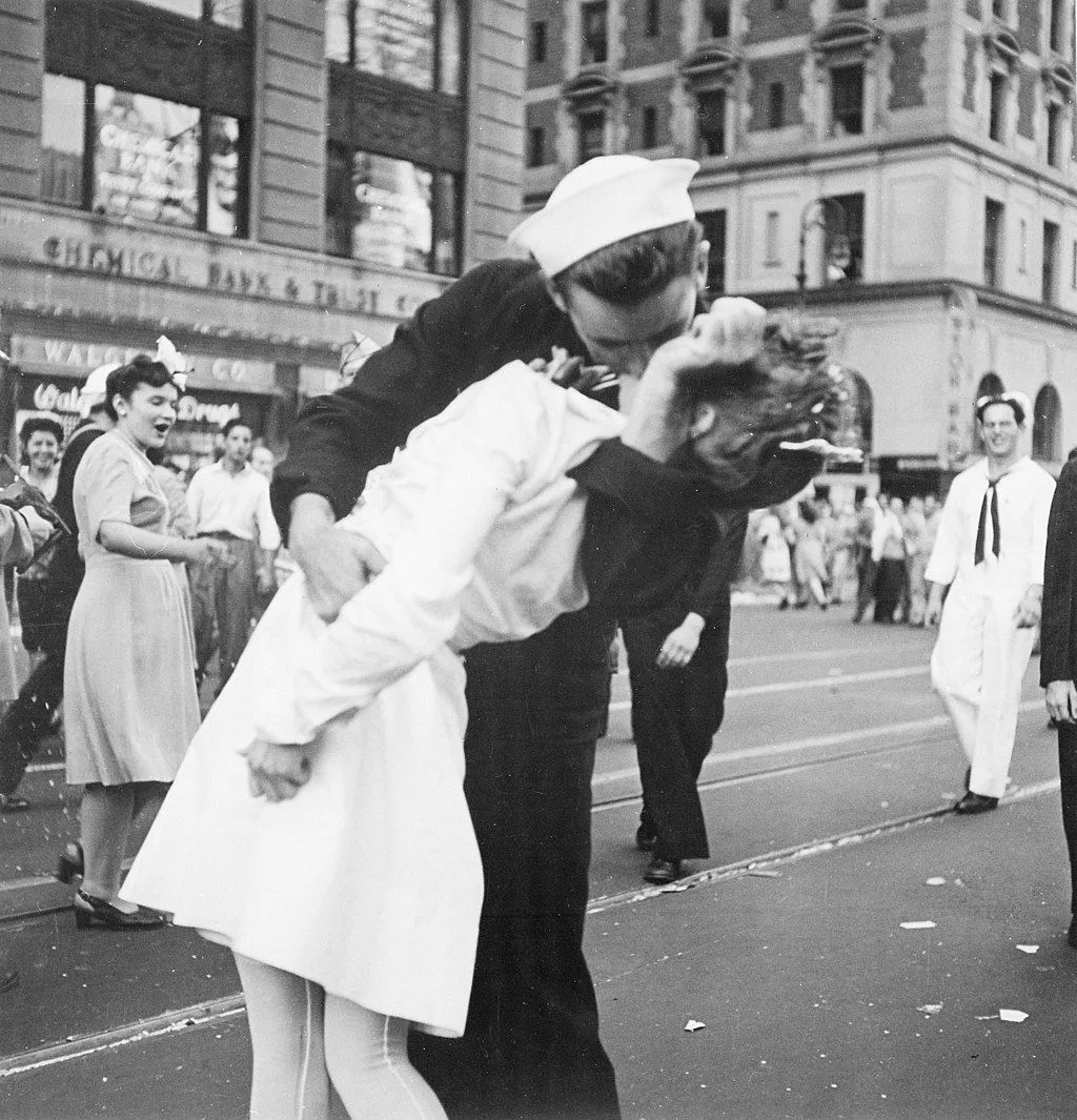 Bức ảnh đường phố &quot;Kissing the War Goodbye&quot; của Victor Jorgensen, ghi lại khoảnh khắc hôn nhau ở Quảng Trường Thời Đại.