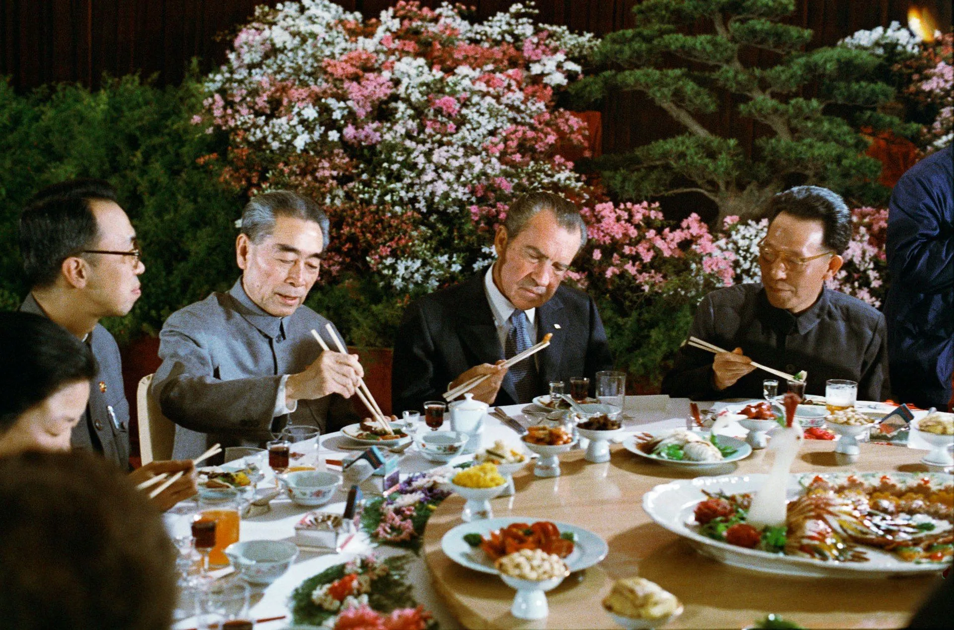 Bức ảnh lịch sử &quot;Nixon ở Trung Quốc&quot; của Oliver F. Atkins, ghi lại khoảnh khắc Tổng thống Nixon dùng đũa.