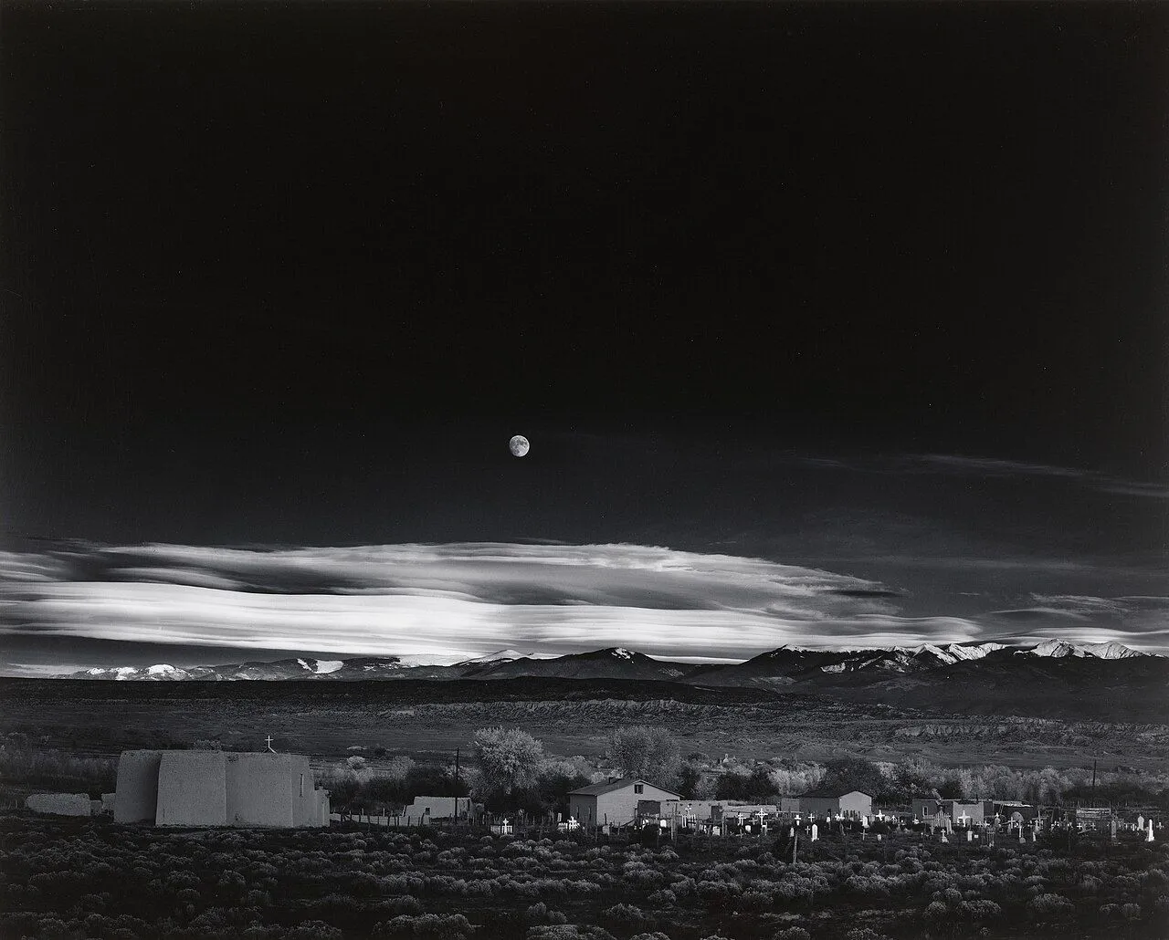 Bức ảnh phong cảnh biểu tượng của Ansel Adams, &quot;Moonrise, Hernandez, New Mexico&quot;, với độ tương phản đặc trưng.
