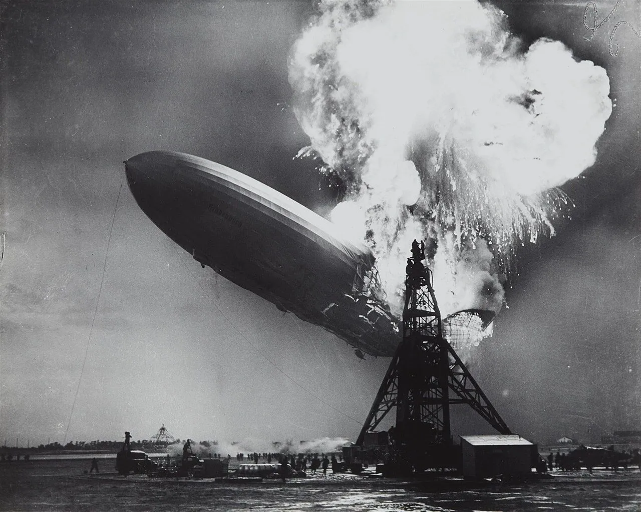 Bức ảnh &quot;Thảm Họa Hindenburg&quot; của Sam Shere, ghi lại khoảnh khắc khí cầu bốc cháy.