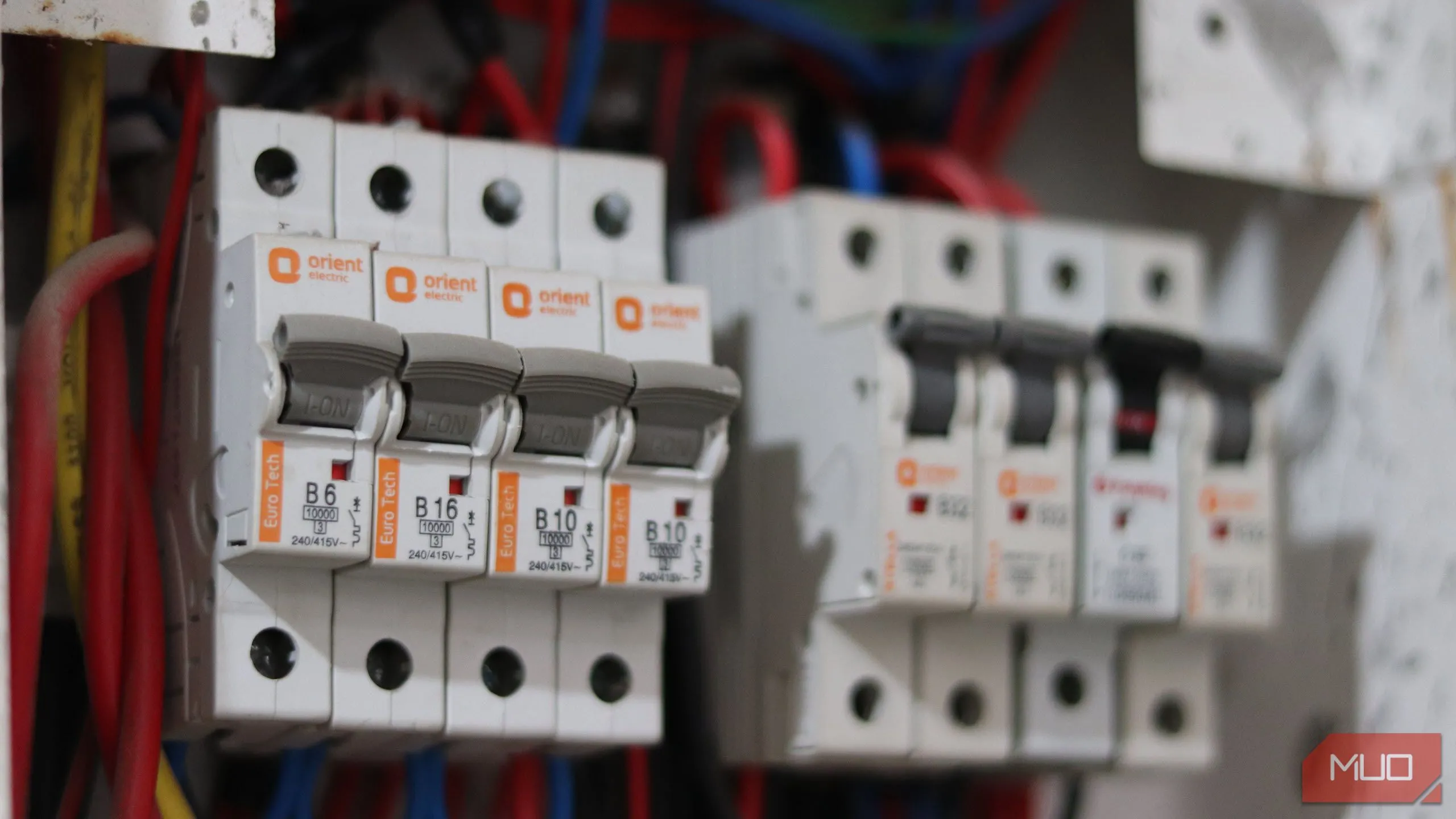 Các cầu dao điện trong bảng điều khiển điện gia đình, thể hiện cấu trúc hệ thống điện dân dụng.
