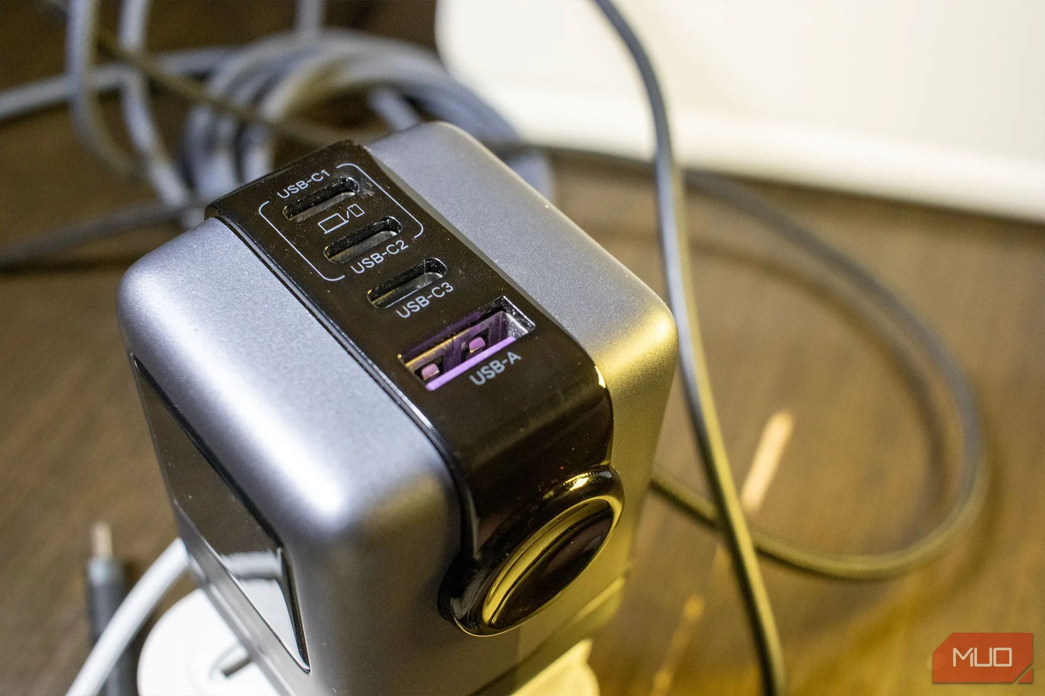 Các cổng sạc USB-C và USB-A trên Ugreen Uno Charger 100W