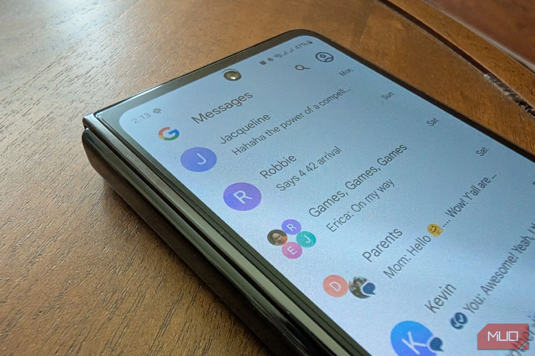 Các cuộc trò chuyện trên Google Messages hiển thị trên Samsung Galaxy Z Fold 5