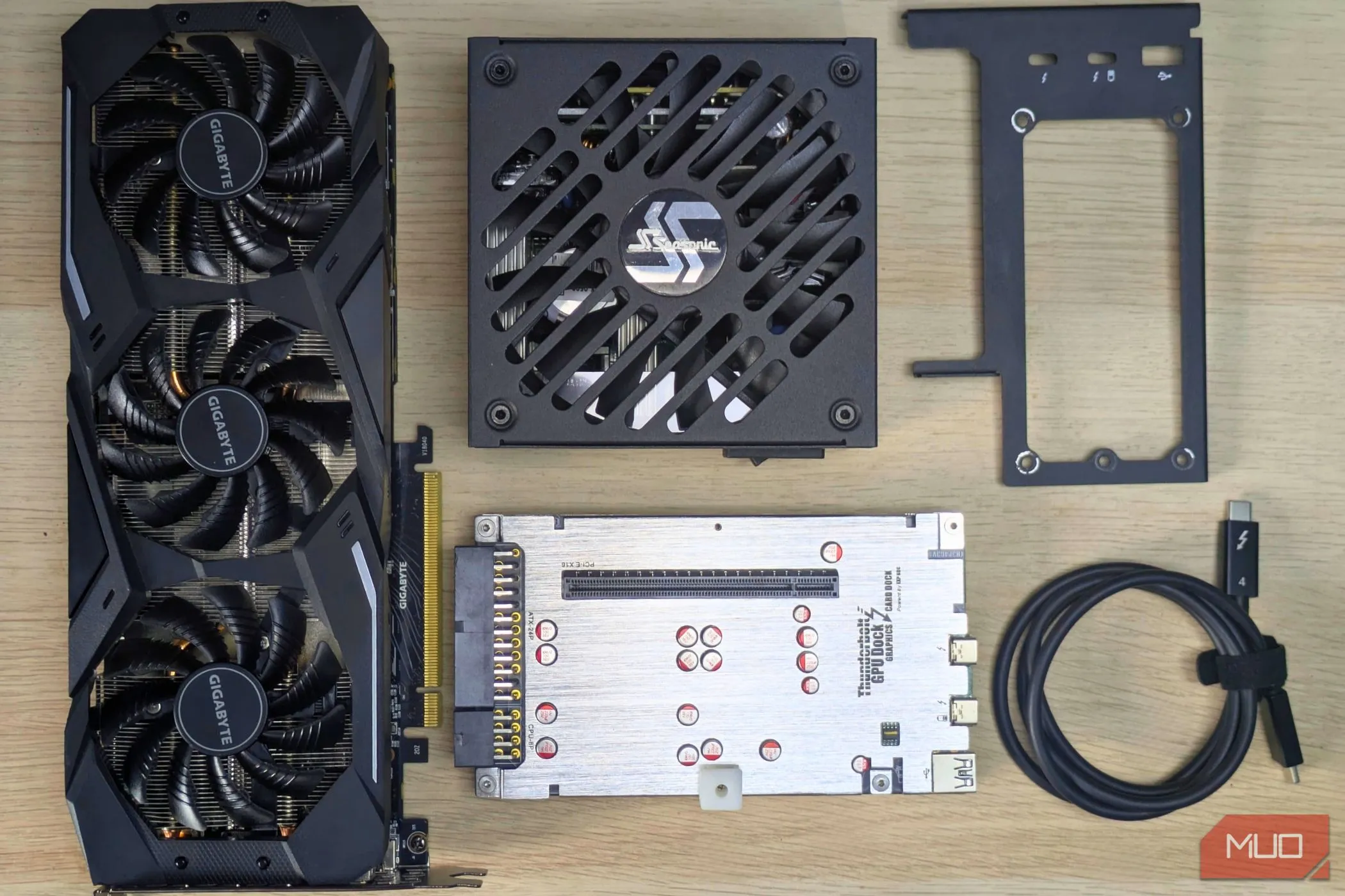 Các thành phần cơ bản cần thiết để xây dựng một hệ thống eGPU tự chế cho laptop.