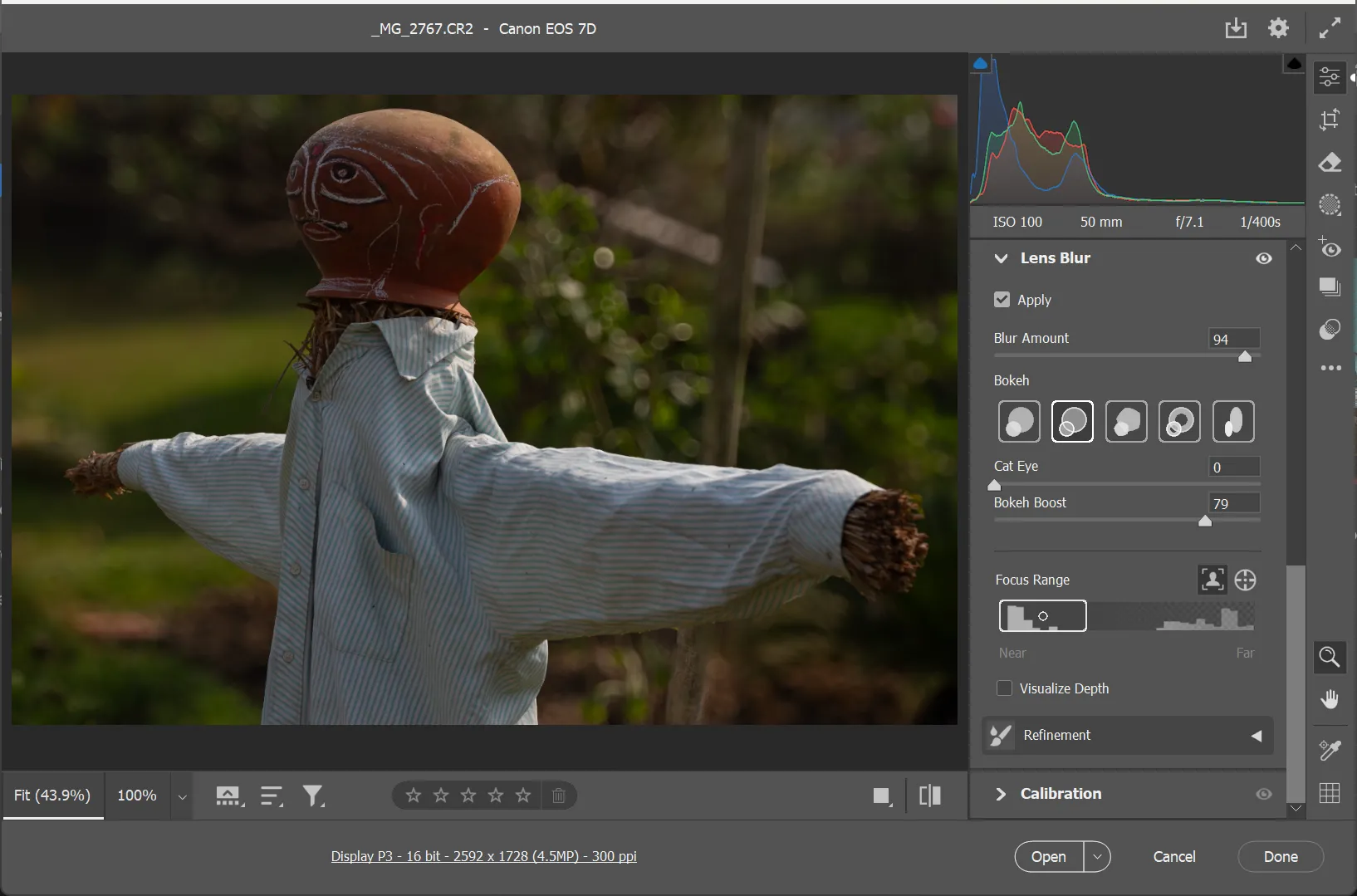 Các tùy chỉnh Lens Blur trong bảng điều khiển Camera Raw của Photoshop, hiển thị các thanh trượt Blur Amount và Focal Range.