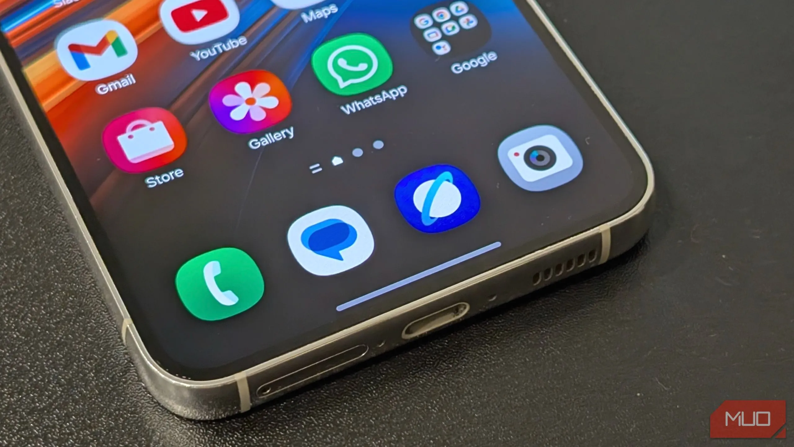 Các ứng dụng trên điện thoại Samsung Galaxy bao gồm Điện thoại, Samsung Internet, Thư viện và Gmail, minh họa ứng dụng trùng lặp