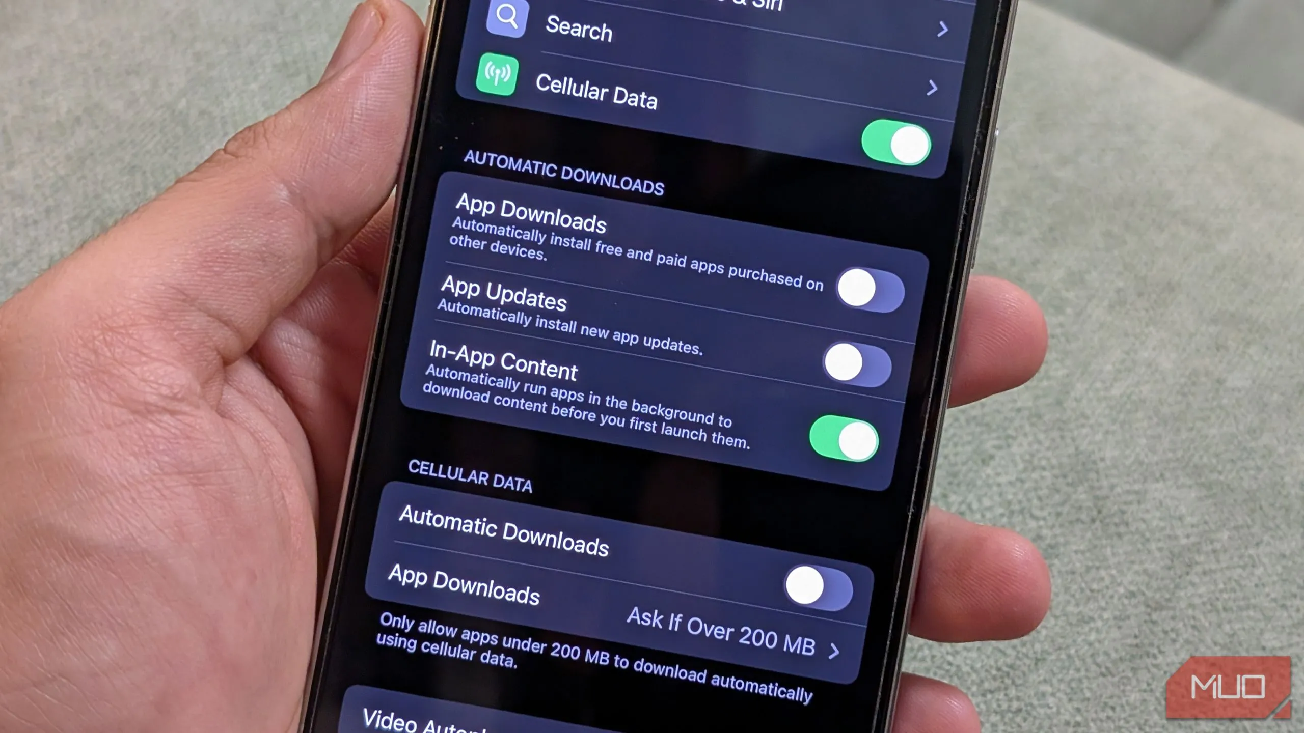 Cài đặt App Store để tắt tự động tải ứng dụng qua dữ liệu di động trên iPhone