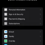 Cài đặt hồ sơ Apple ID trên iPhone hiển thị thông tin tài khoản chính và tài khoản phụ