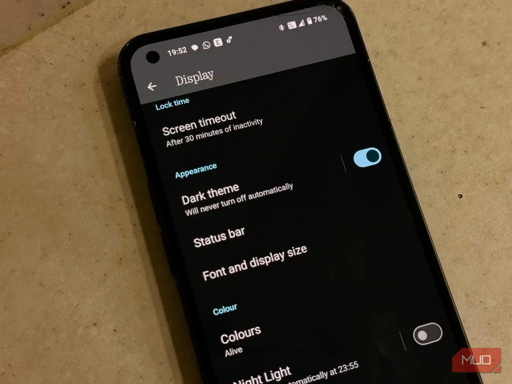 Cài đặt và kích hoạt chế độ tối (Dark Mode) trên điện thoại Android, tối ưu pin và trải nghiệm nhìn.