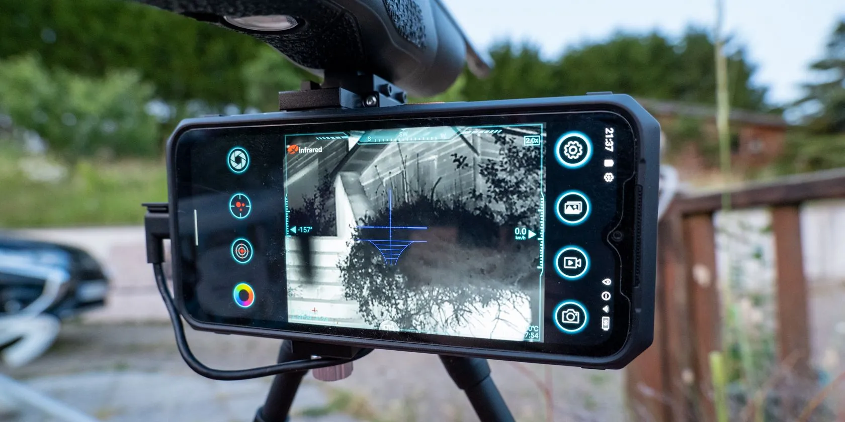 Camera nhiệt hồng ngoại Xinfrared X2 kết nối với smartphone trên tripod