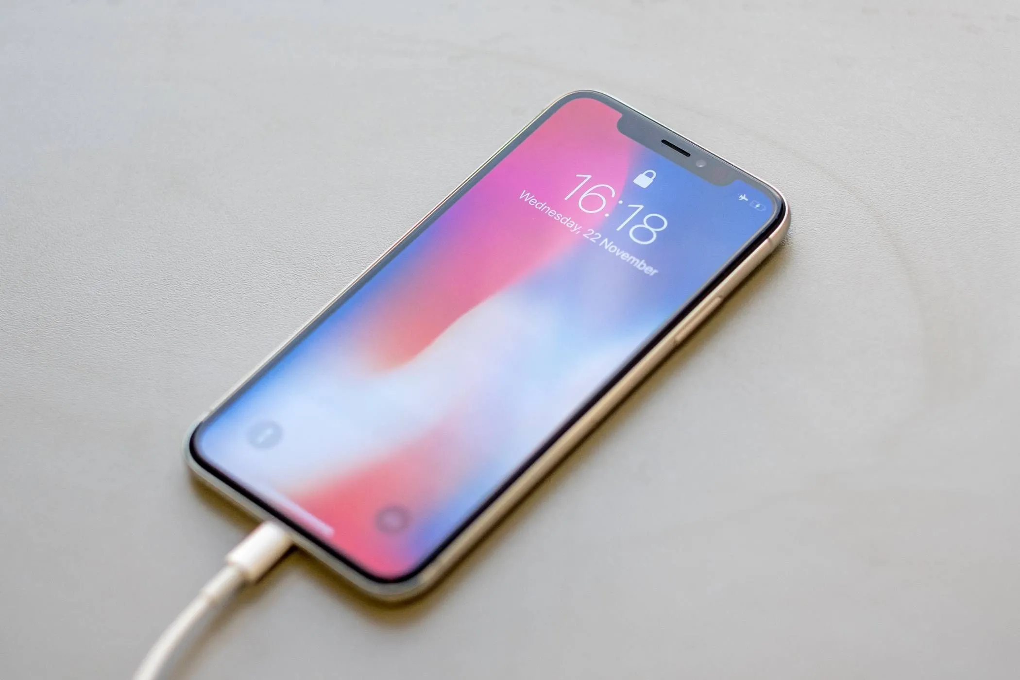 Cận cảnh cáp sạc USB-C kết nối với iPhone đang sạc pin, minh họa cho phương pháp chuyển dữ liệu có dây trực tiếp giữa hai thiết bị Apple