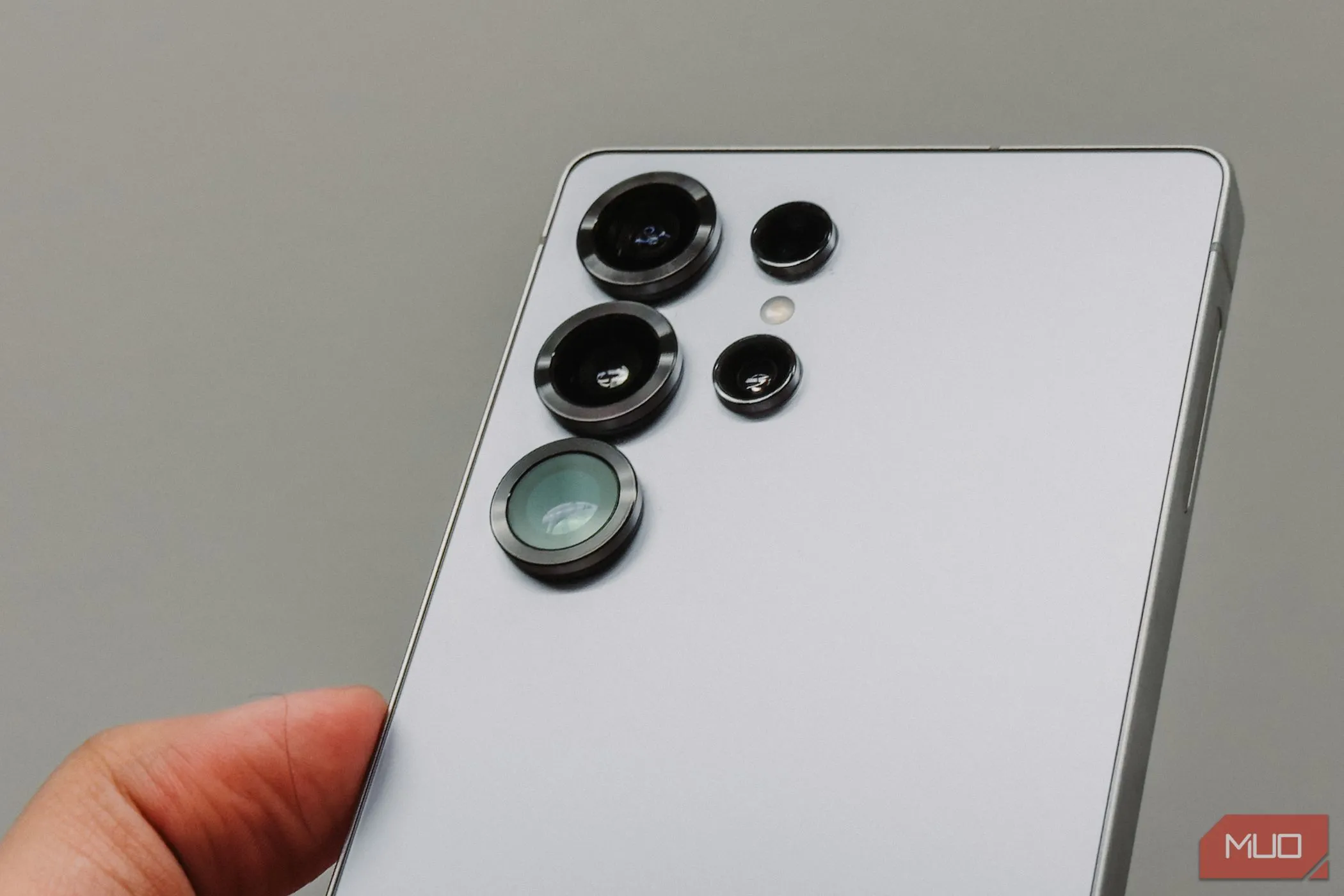 Cận cảnh chi tiết cụm camera với vòng kim loại đặc trưng của Samsung Galaxy S25 Ultra