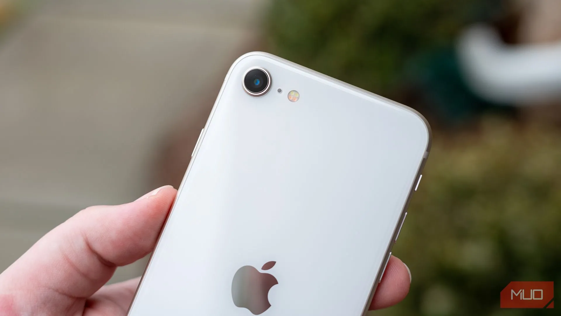 Cận cảnh cụm camera đơn phía sau của iPhone SE 2022