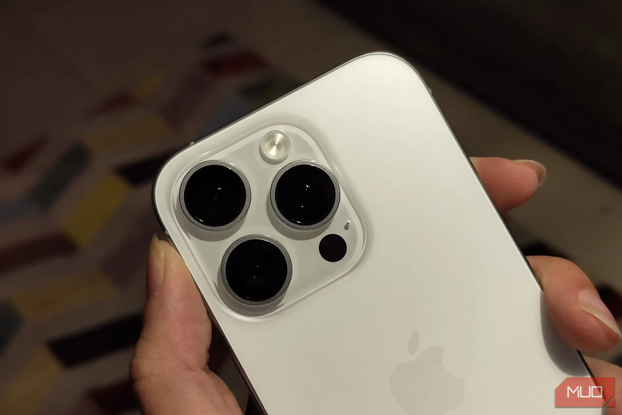 Cận cảnh mặt sau của một chiếc iPhone, nhấn mạnh tầm quan trọng của việc lựa chọn ốp lưng phù hợp để bảo vệ và tôn vinh thiết kế nguyên bản.
