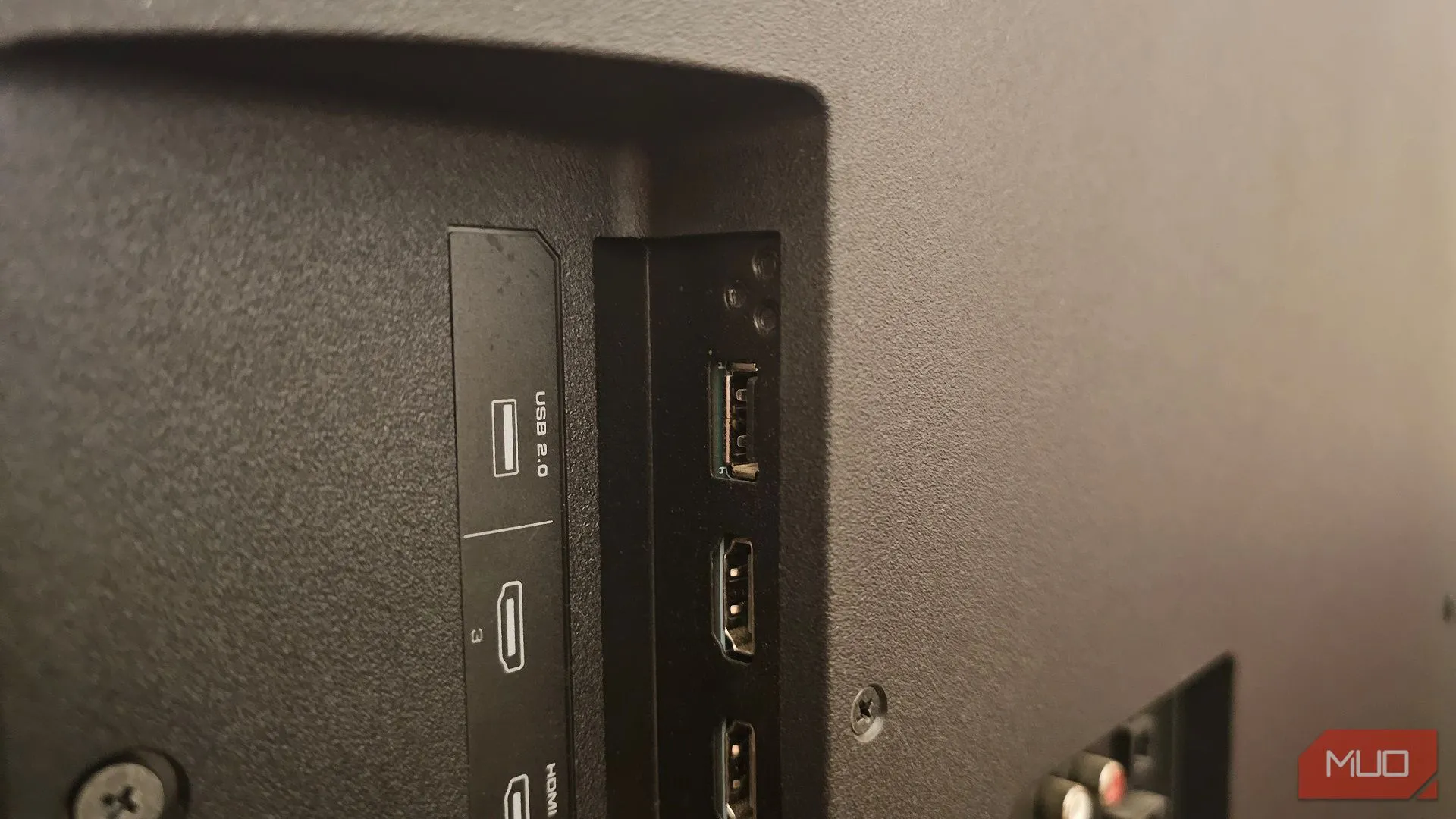 Cận cảnh mặt sau một chiếc Smart TV Vizio với các cổng kết nối USB và HDMI, cho thấy khả năng tương thích của TV