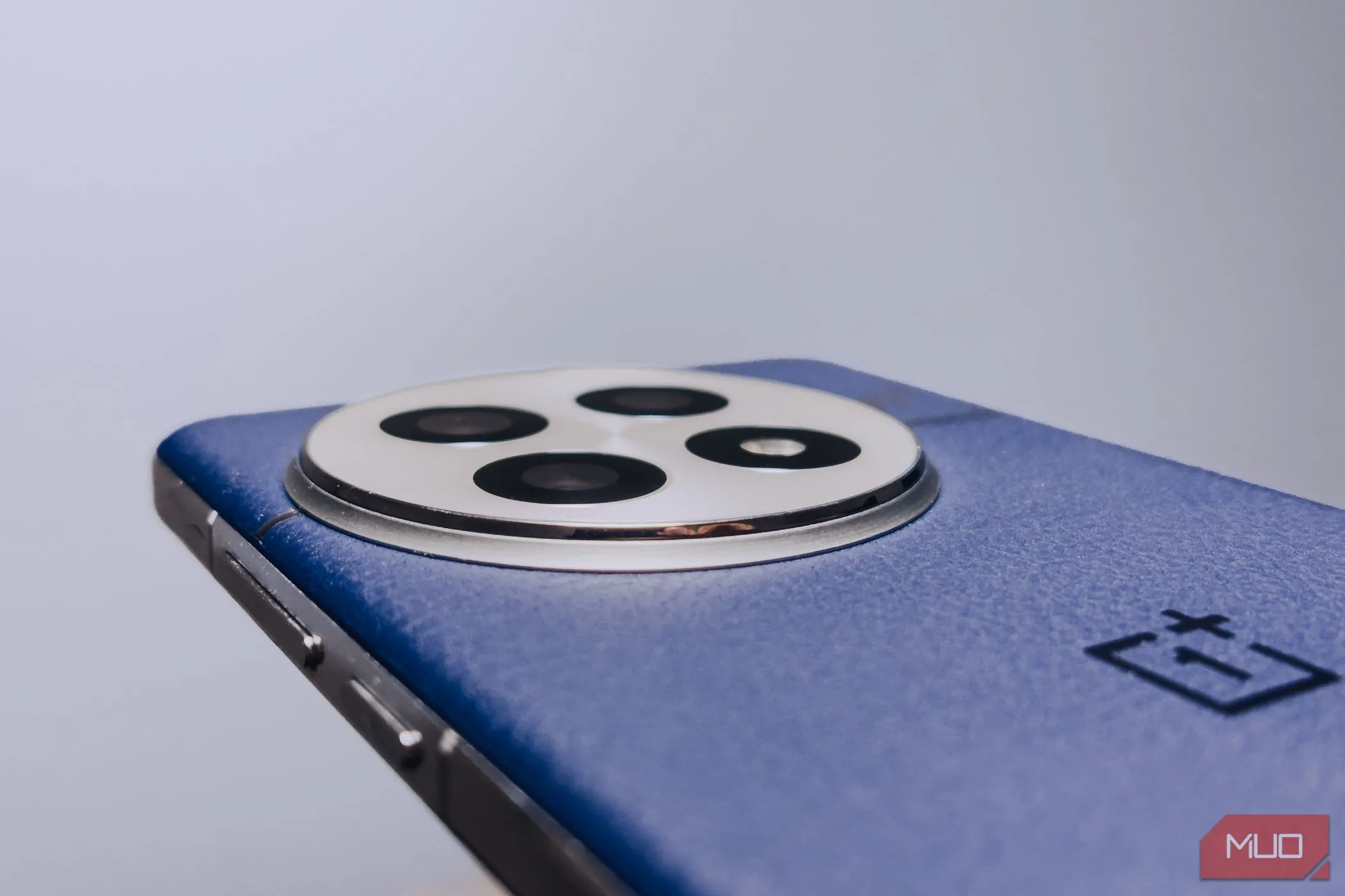 Cận cảnh mô-đun camera OnePlus 13, chi tiết các ống kính.