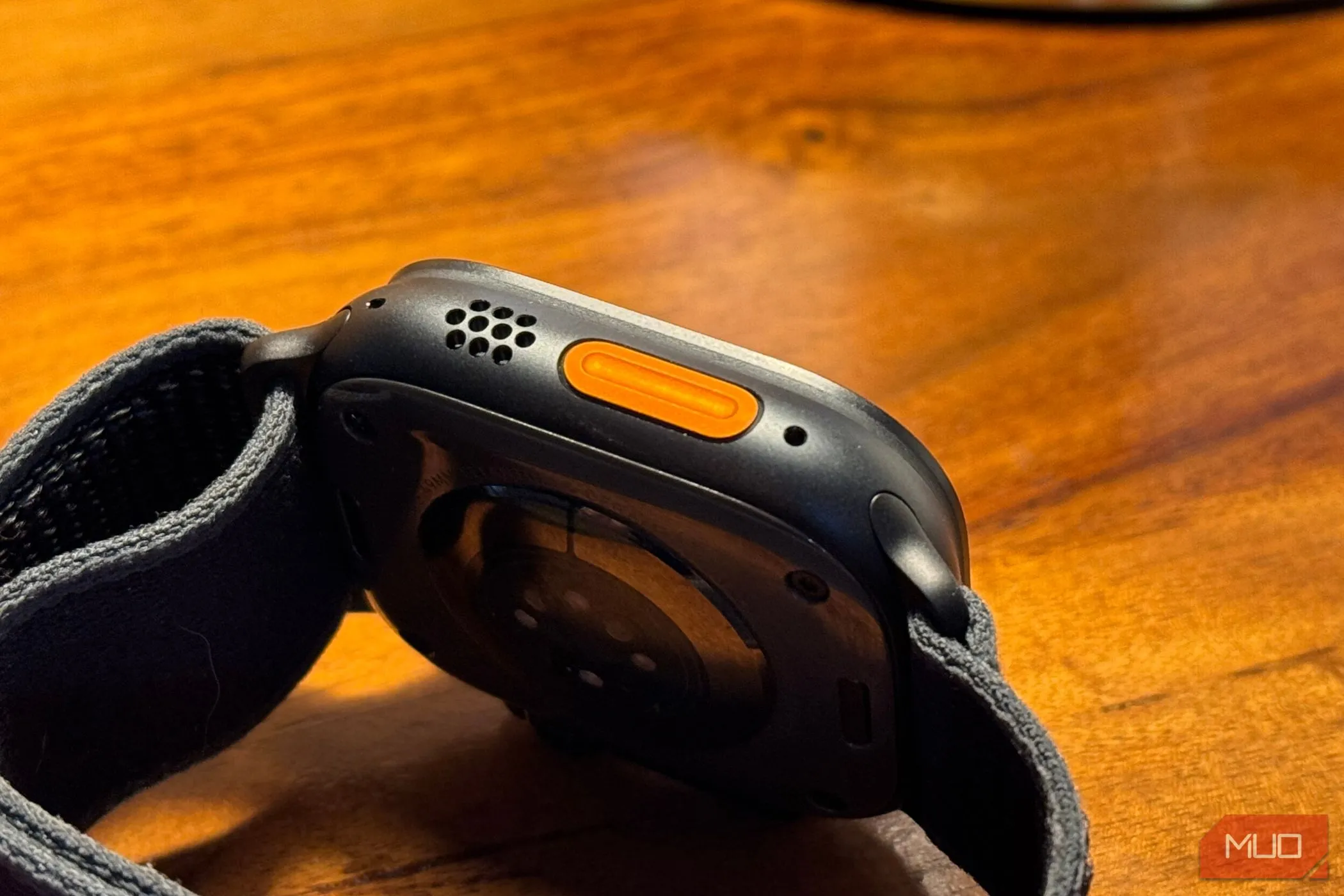Cận cảnh Nút Tác vụ (Action Button) trên Apple Watch Ultra 2 phiên bản Titan đen.