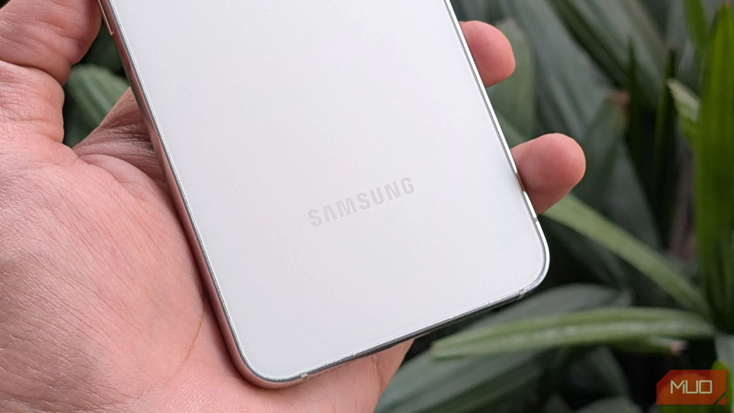 Cận cảnh Samsung Galaxy S23 trên tay, thể hiện sự thoải mái khi cầm nắm