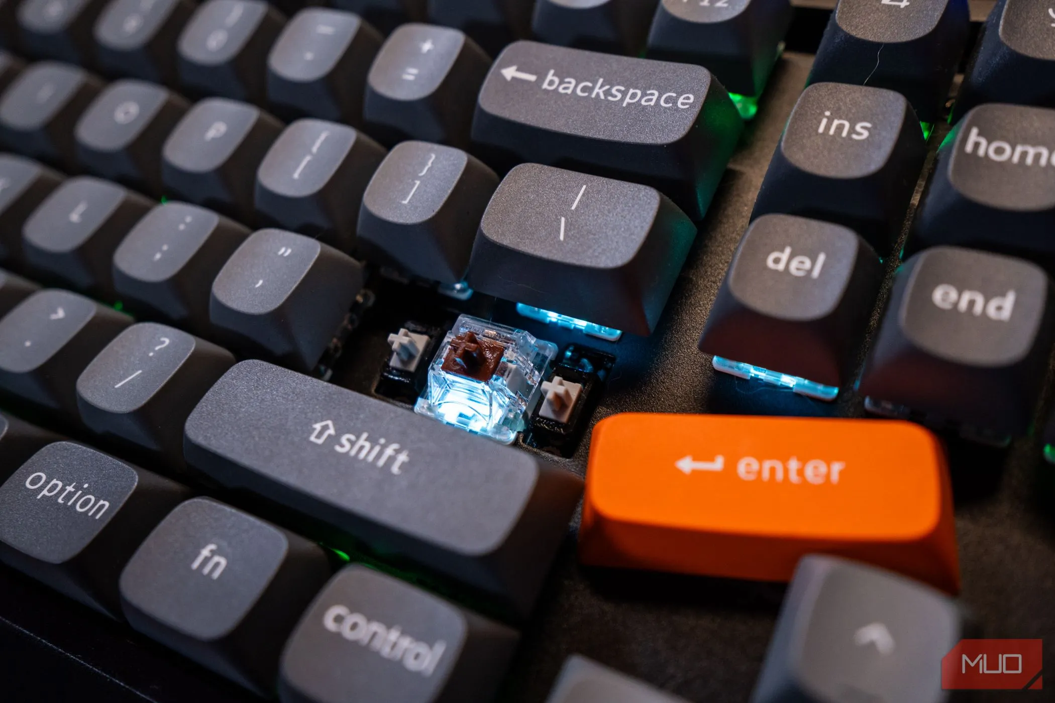 Cận cảnh switch Keychron K8 Max và bộ ổn định PCB cho phím Enter, minh họa cấu tạo cao cấp.