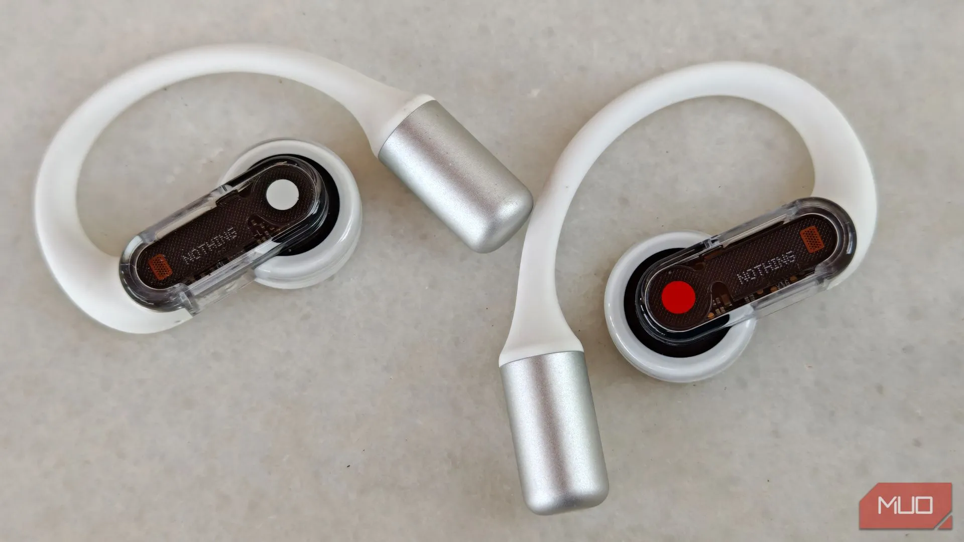 Cận cảnh tai nghe Nothing Ear (open) từ trên xuống, hiển thị móc tai và củ loa