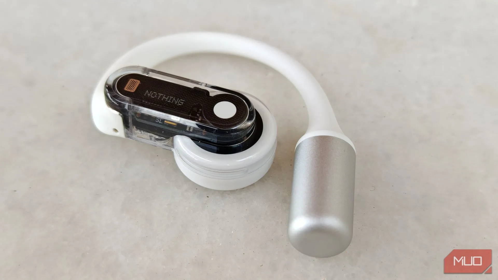 Cận cảnh tai nghe trái Nothing Ear (open) với chi tiết driver và móc tai