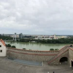 Cảnh quan thành phố và sông nhìn toàn cảnh từ lâu đài