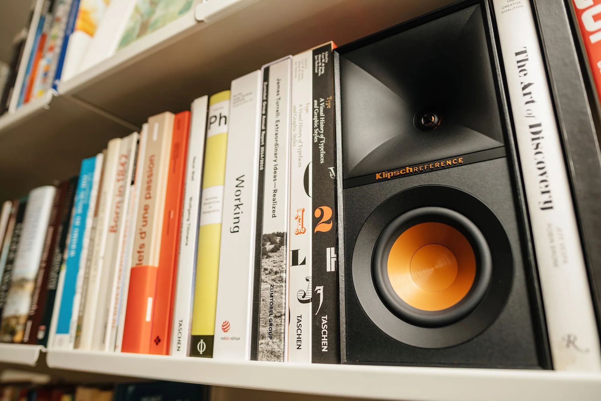 Cặp loa bookshelf Klipsch Reference đặt trong giá sách, lựa chọn cho hệ thống âm thanh chất lượng.