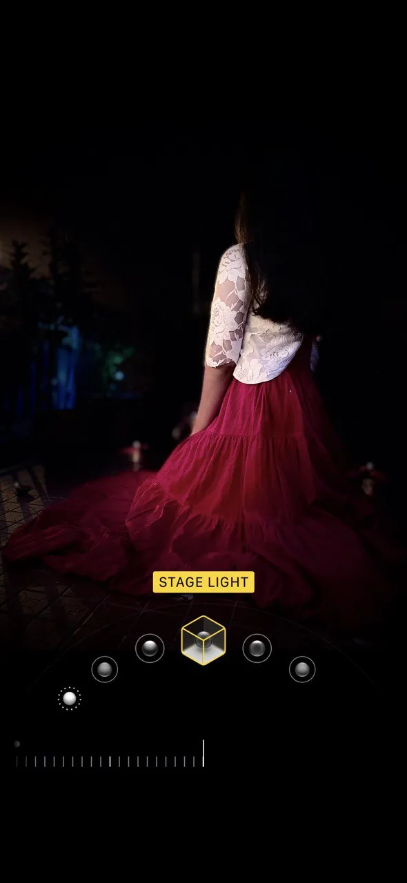 Chân dung chụp bằng chế độ Ánh sáng Sân khấu (Stage Light) của iPhone, tách chủ thể khỏi nền và tạo phông nền đen kịch tính.