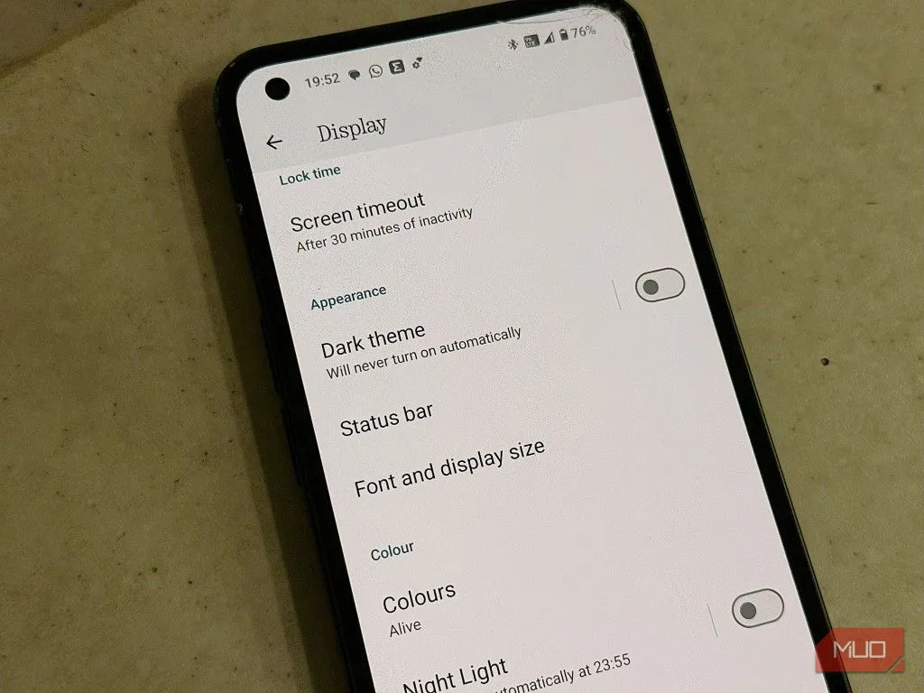 Chế độ sáng (Light Mode) trên giao diện điện thoại Android, minh họa tiêu thụ năng lượng cao.